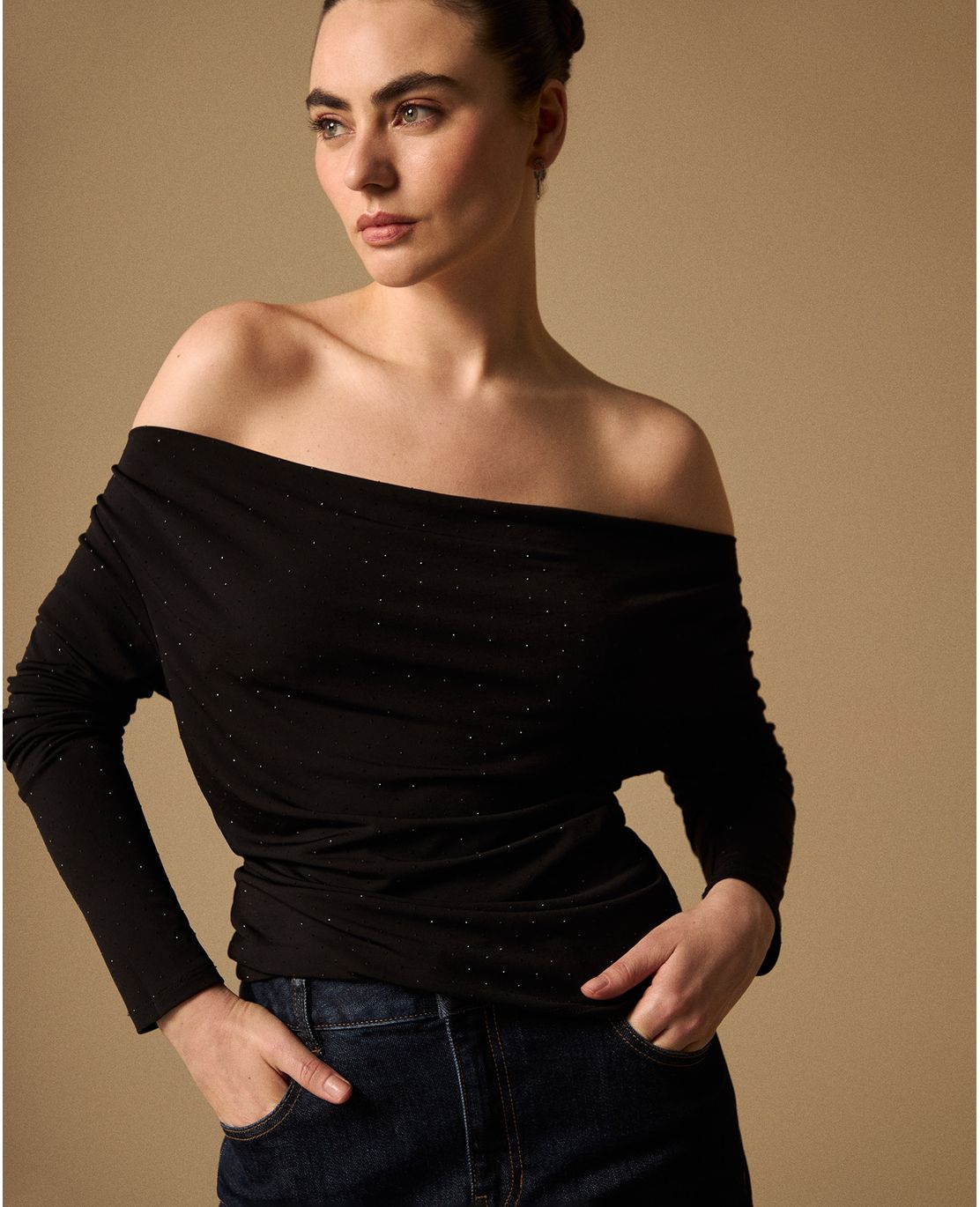 Camiseta Negra Off-Shoulder con Micro Brillos