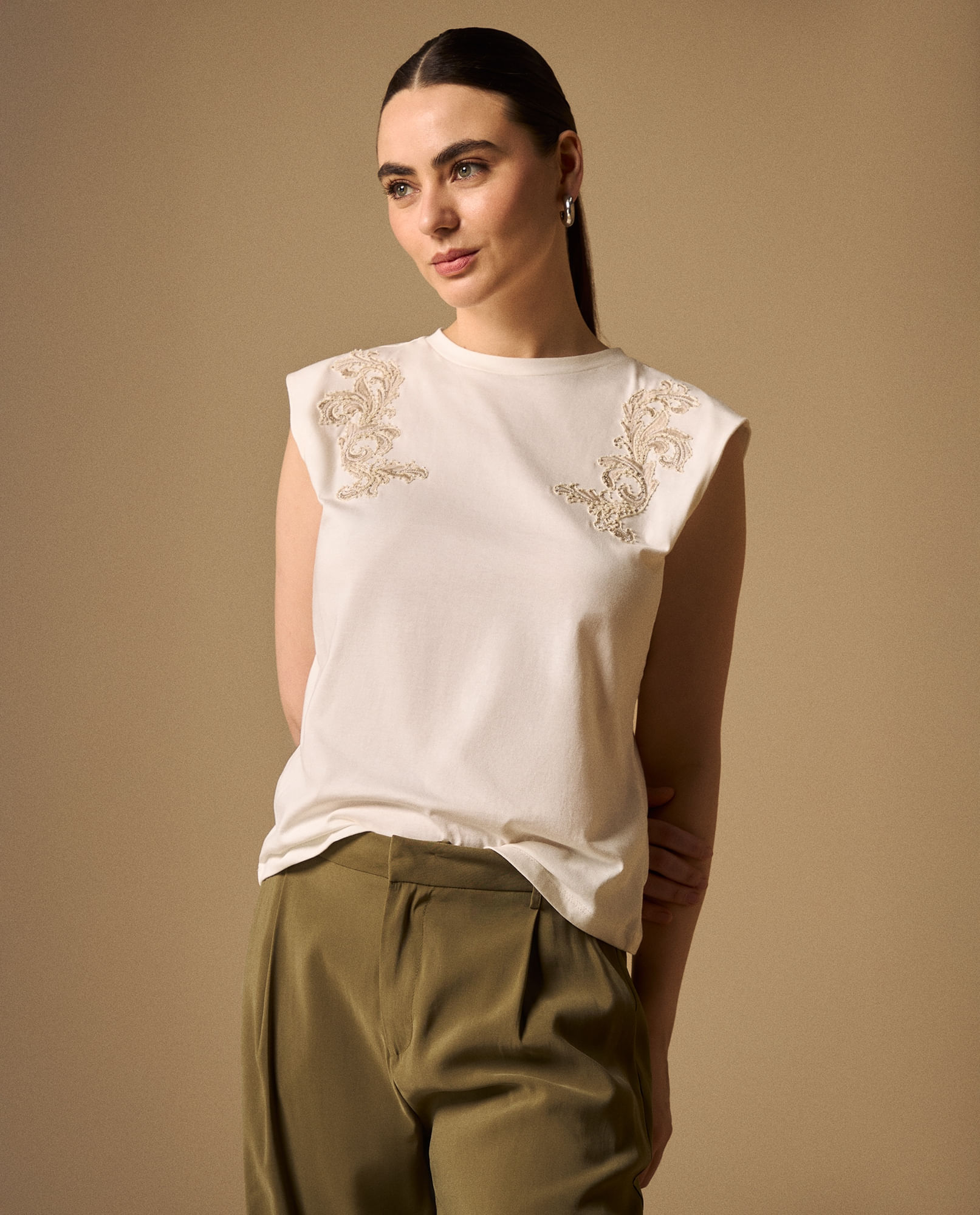 Camiseta con Bordados Paisley