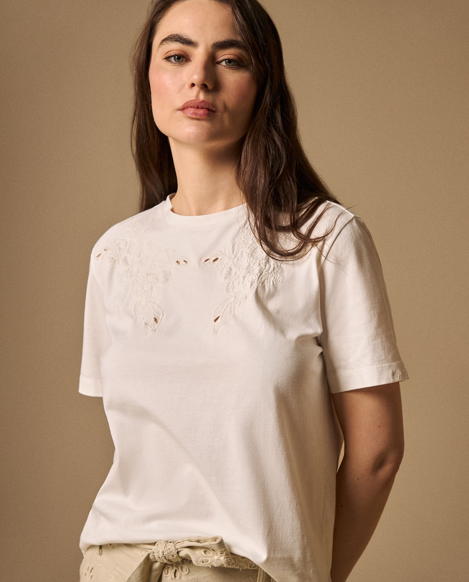 Camiseta con Bordados Florales Artesanales