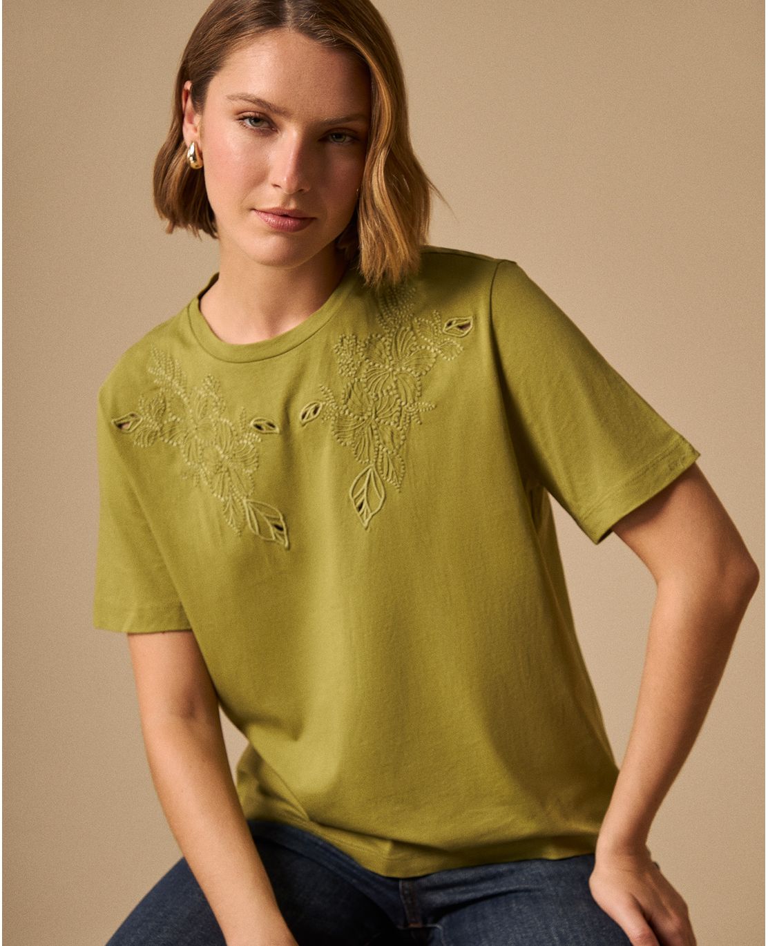 Camiseta con Bordados Florales Artesanales