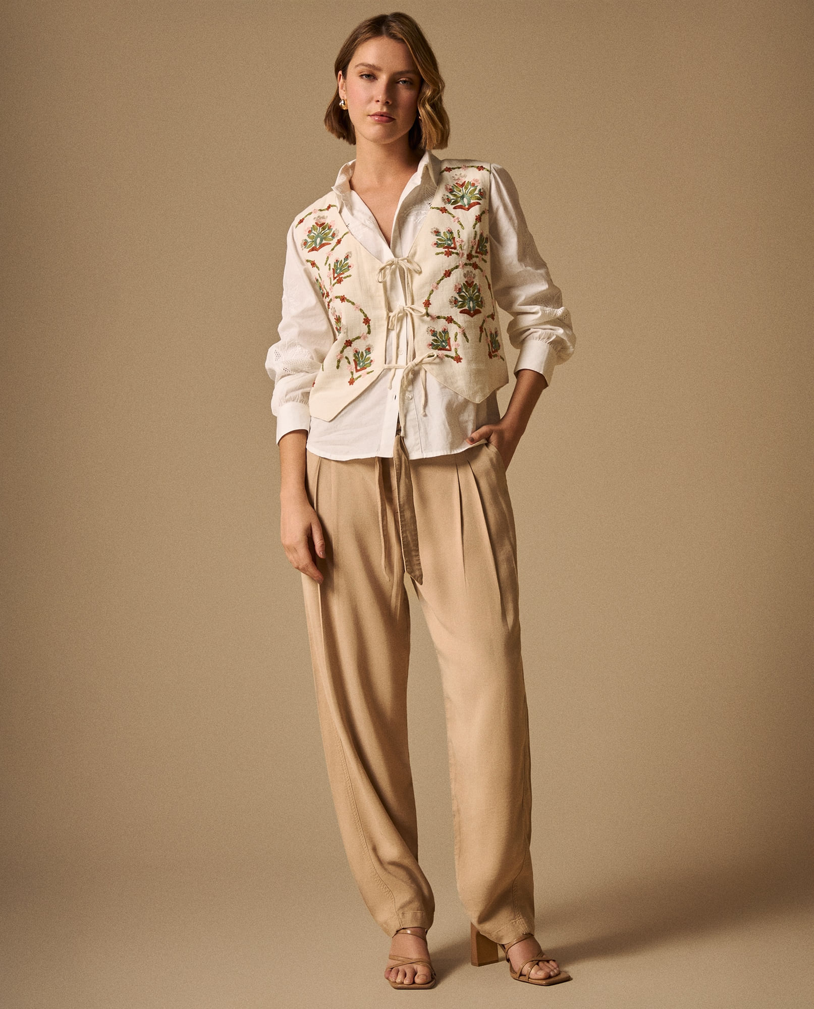 Pantalón Beige Tiro Alto con Cinturón