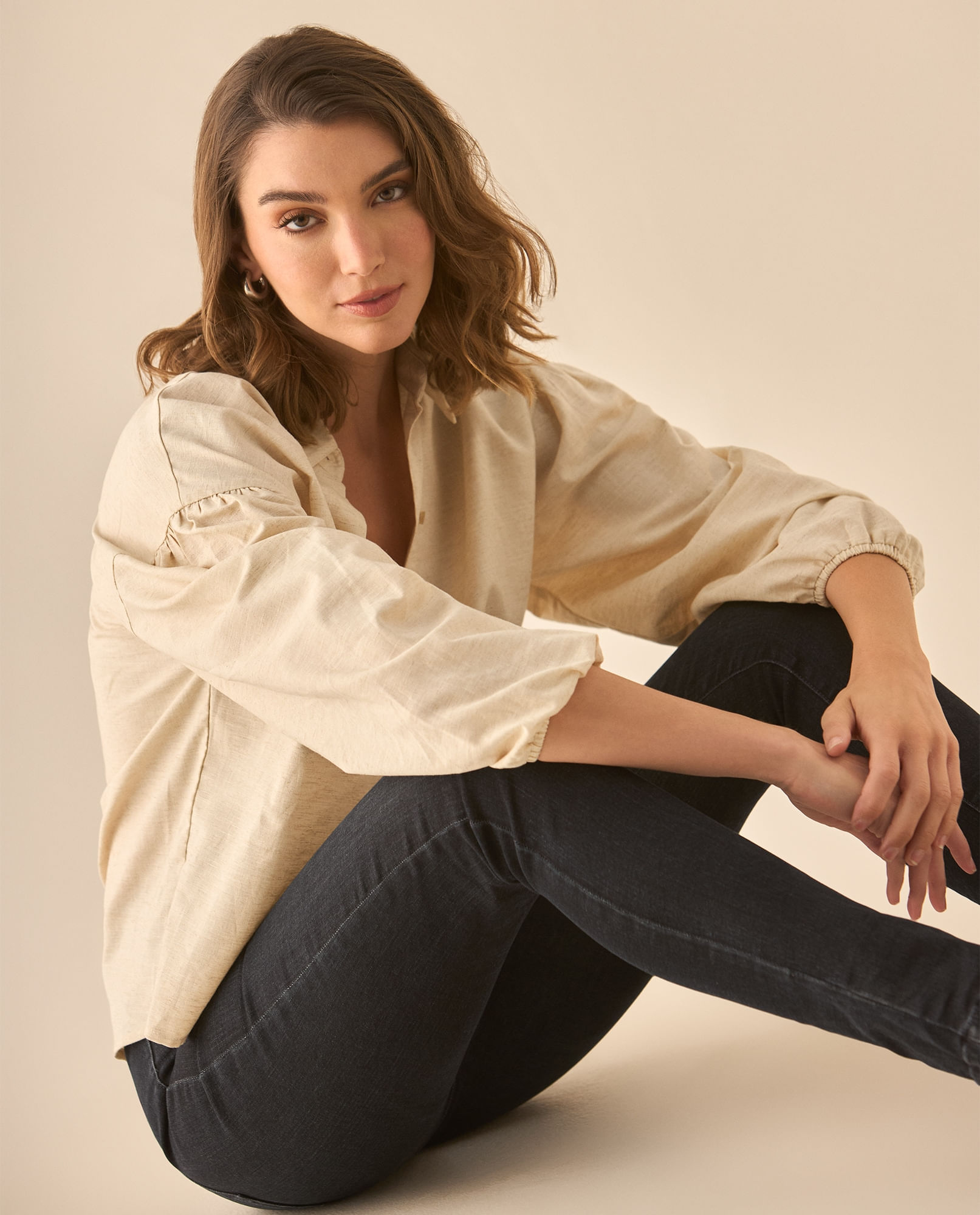 Camisa manga larga con recogido en los hombros para mujer