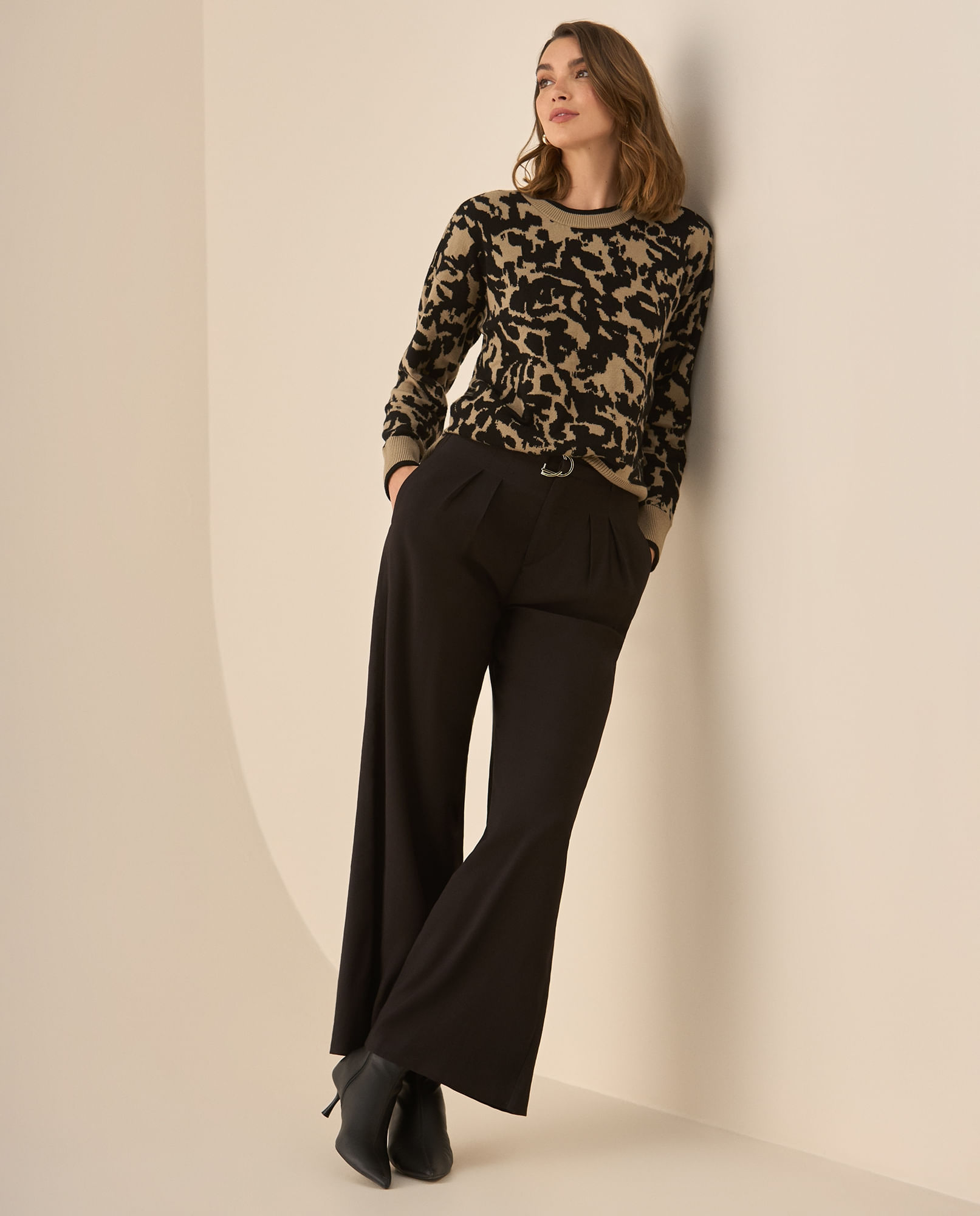 Pantalón bota recta con cortes decorativos para mujer
