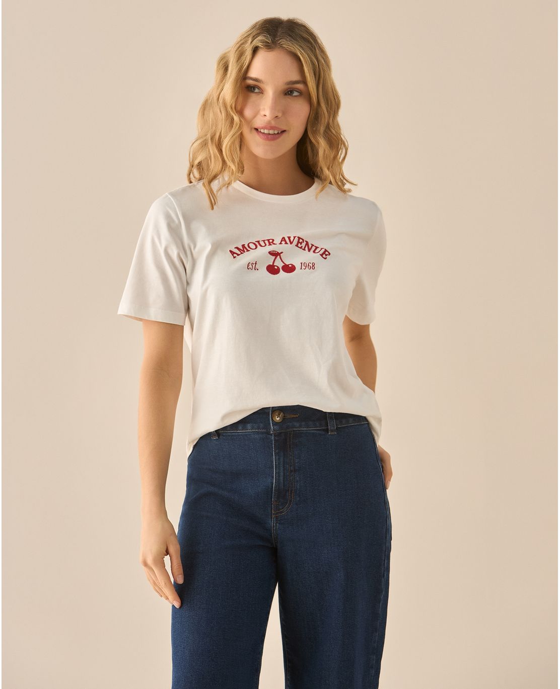 Camiseta con detalles bordados en frente para mujer
