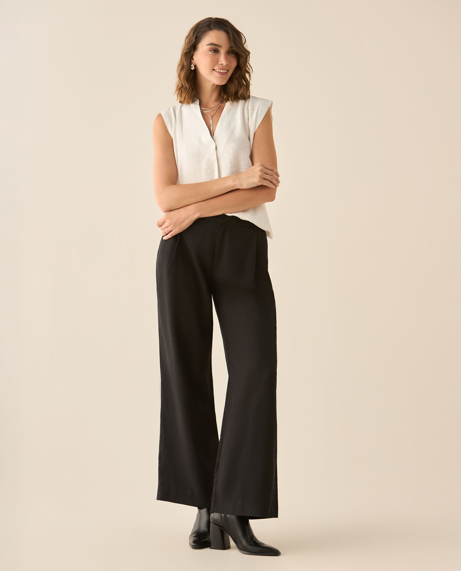 Pantalón bota recta con bolsillos de ribete en posterior para mujer