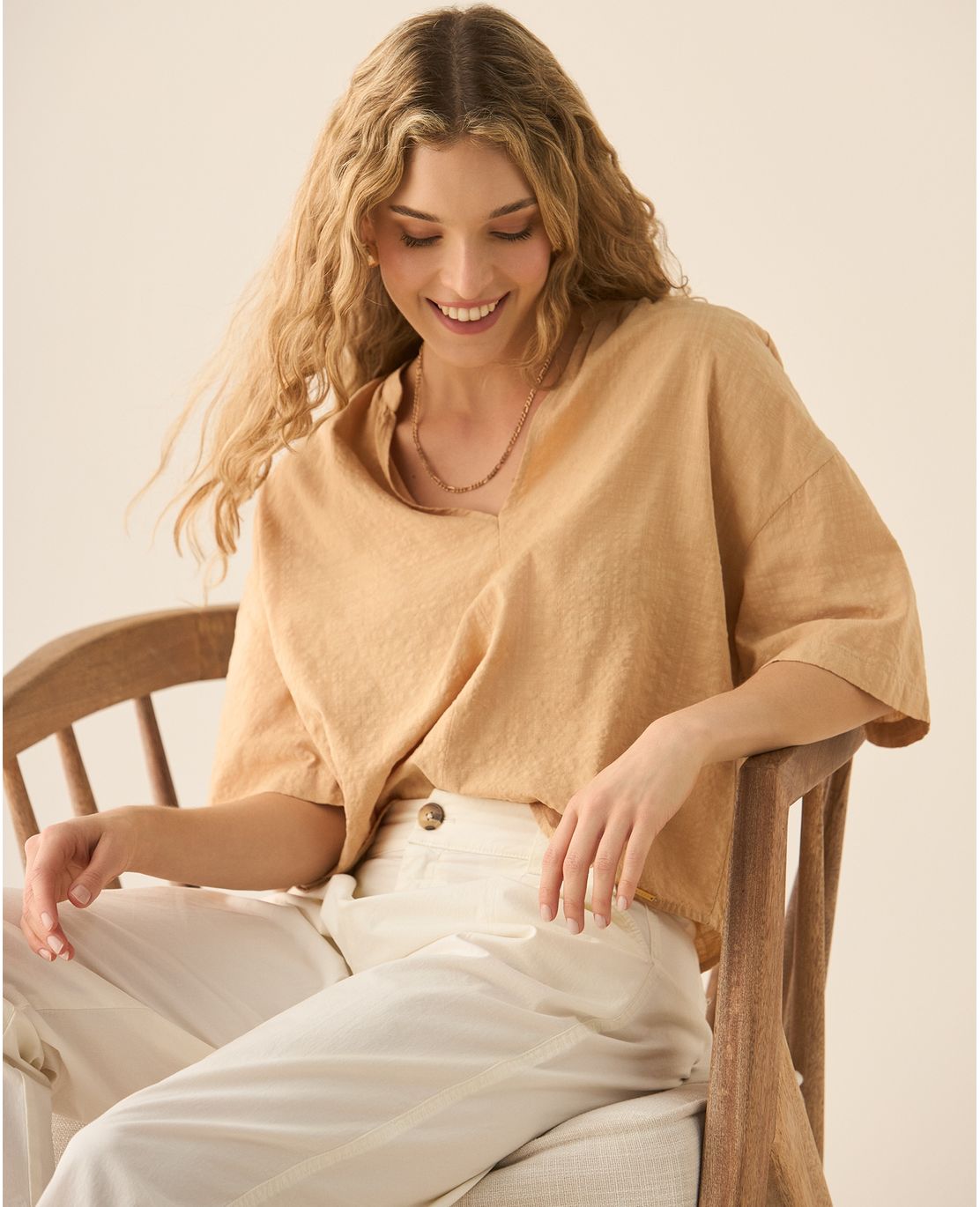 Camisa con escote en V para mujer