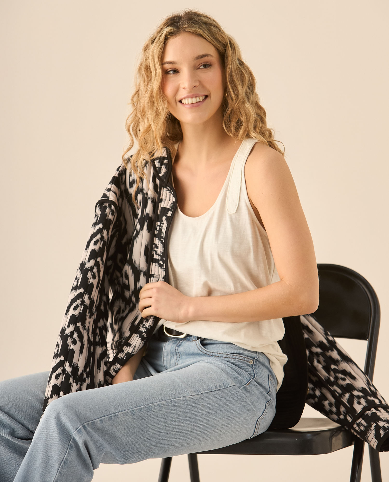 Camiseta manga sisa con detalles desagujados en posterior para mujer