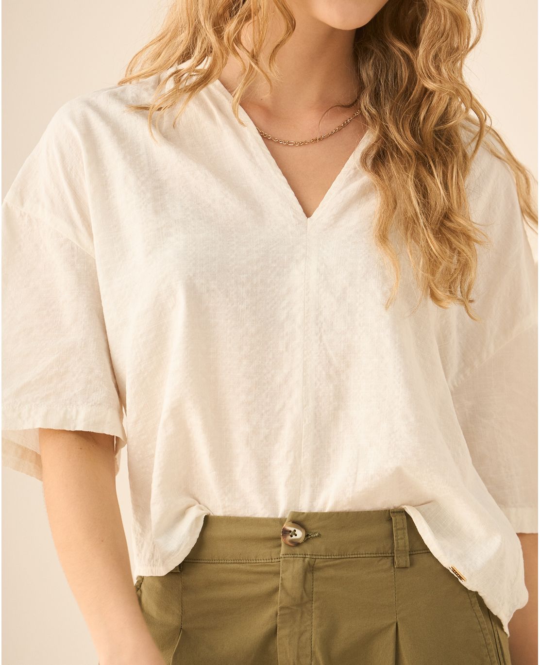 Camisa con escote en V para mujer