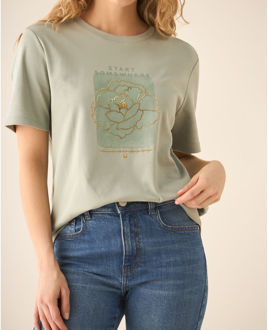 Camiseta manga corta con apliques al frente para mujer