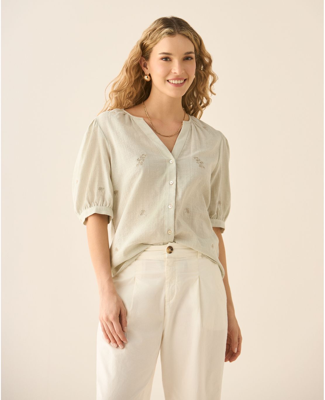 Camisa cuello nerú con bordados para mujer