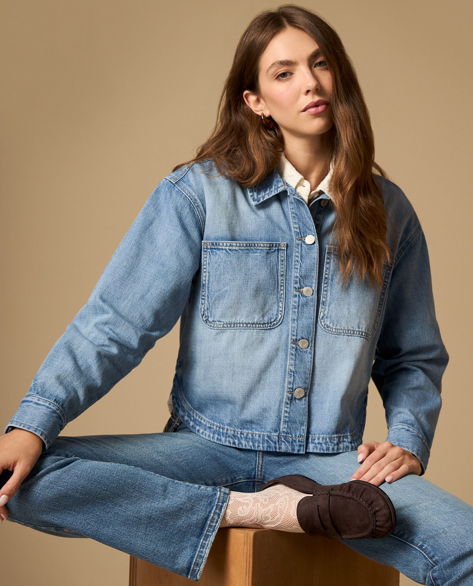 Camisa denim tipo chaqueta de botones con bolsillos frontales