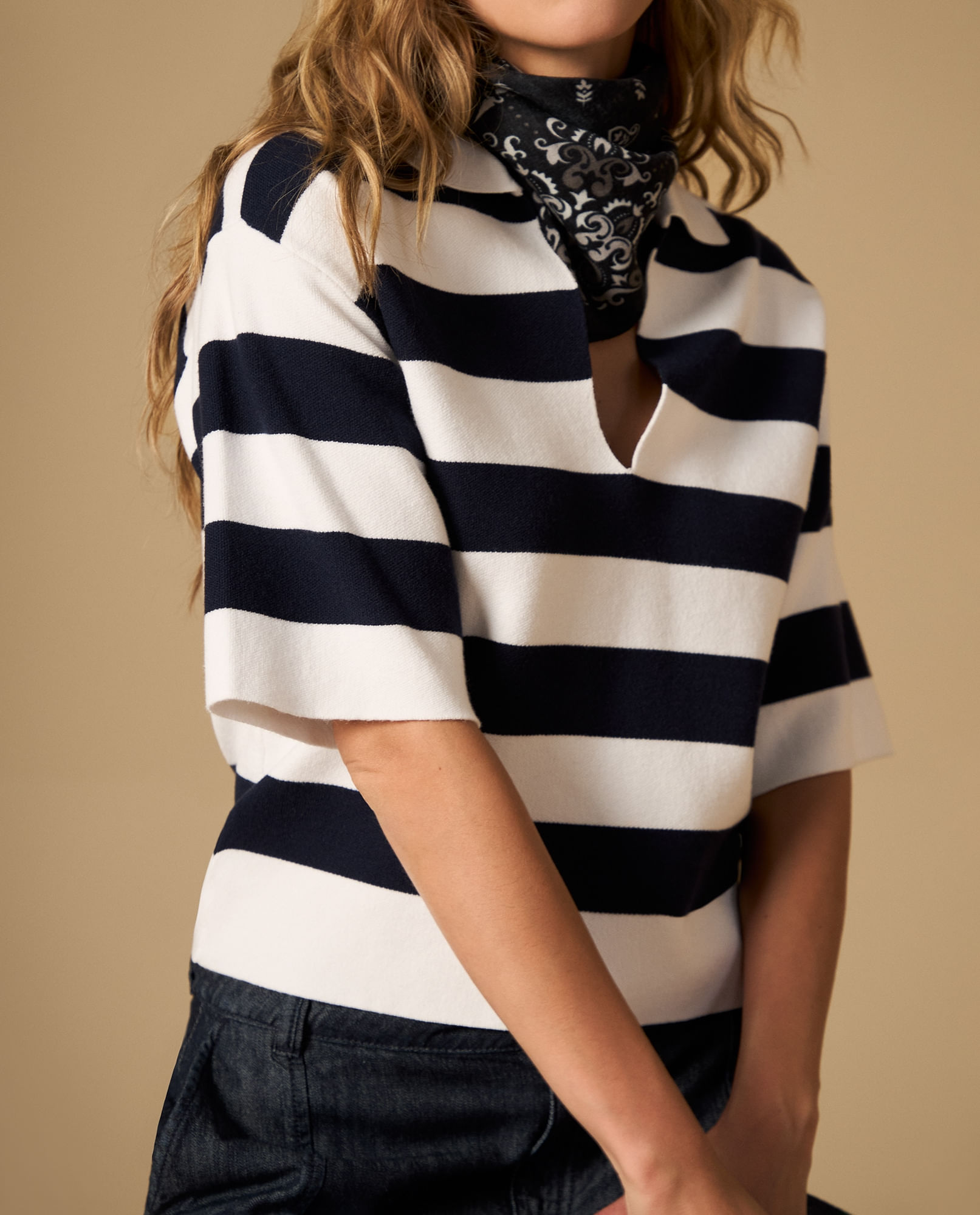 Camiseta tejida tipo polo cuello en V manga larga