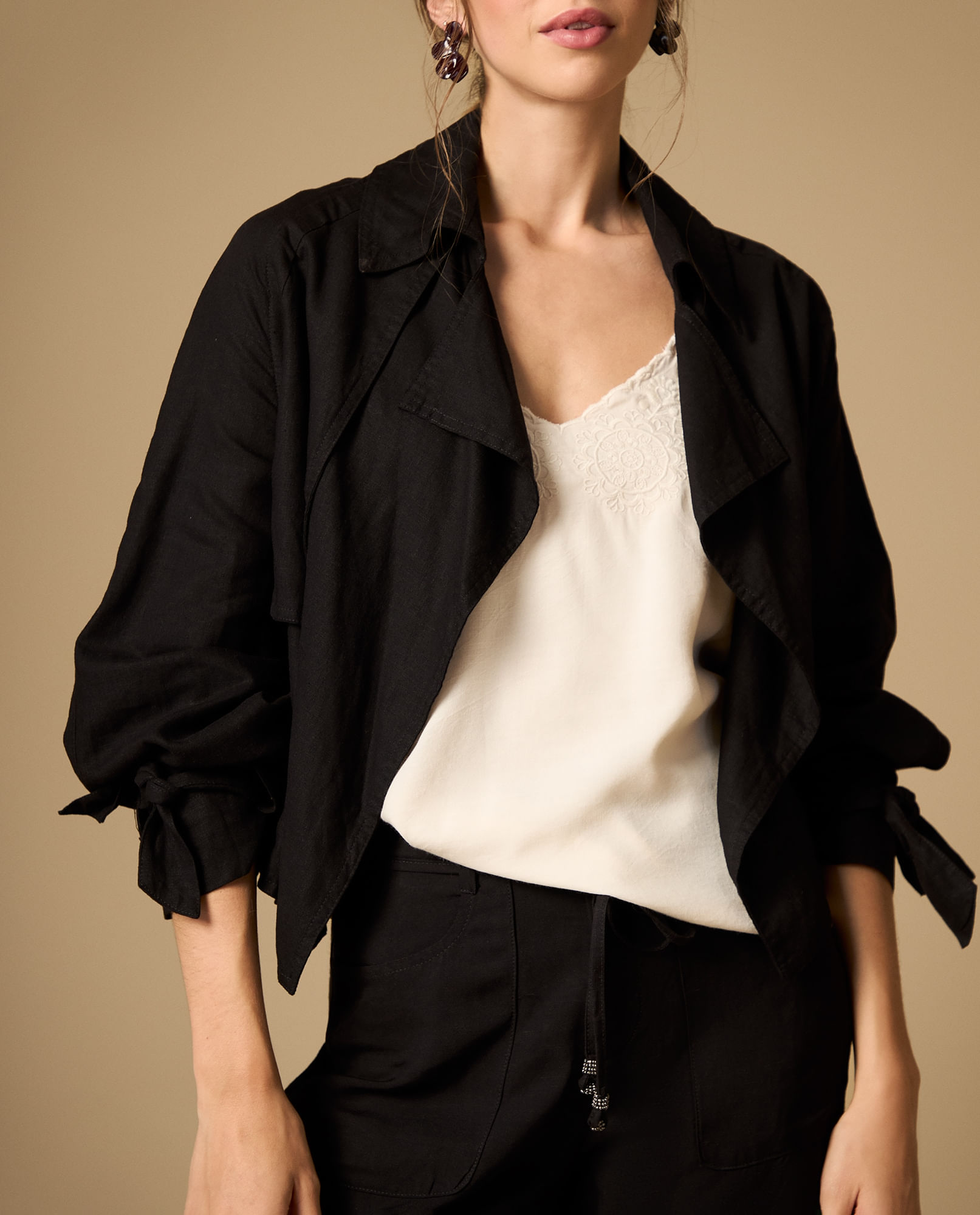 Chaqueta ligera con lazos decorativos en mangas