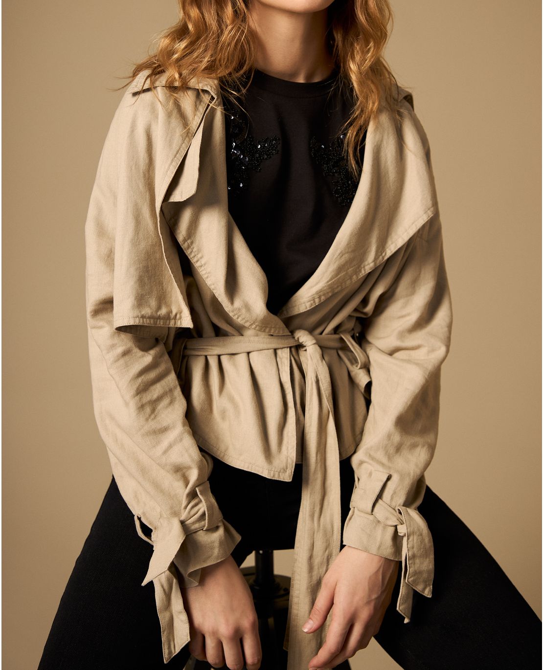 Chaqueta ligera con lazos decorativos en mangas