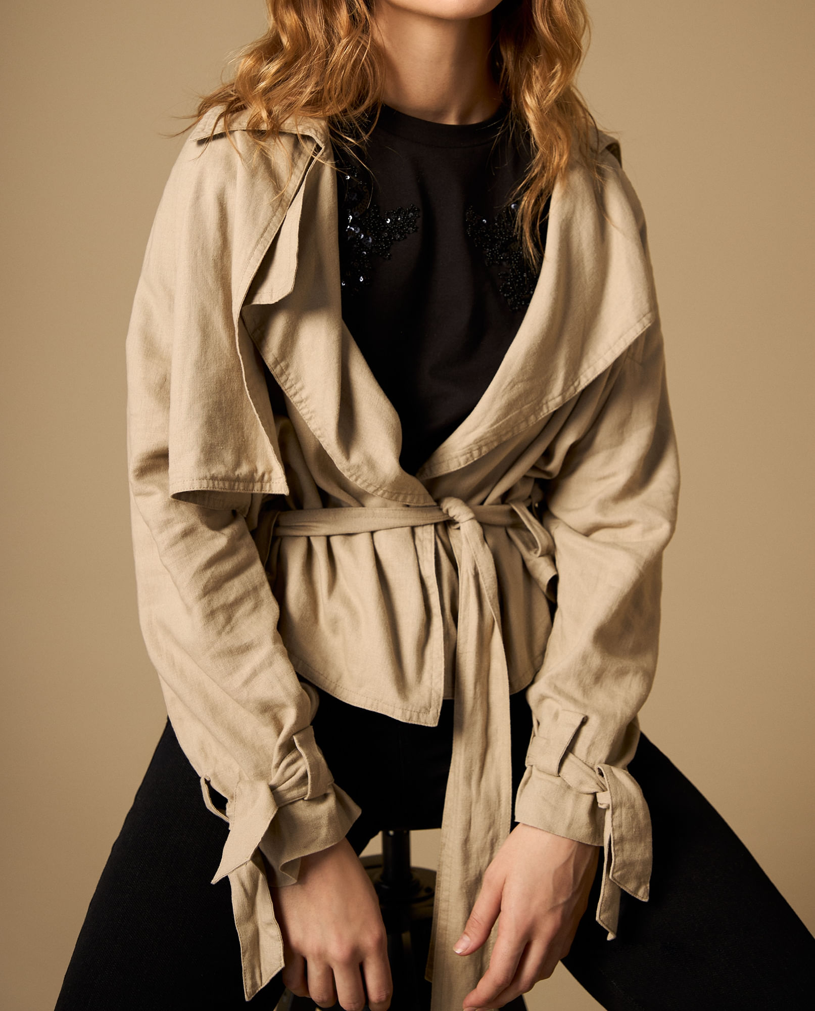 Chaqueta ligera con lazos decorativos en mangas