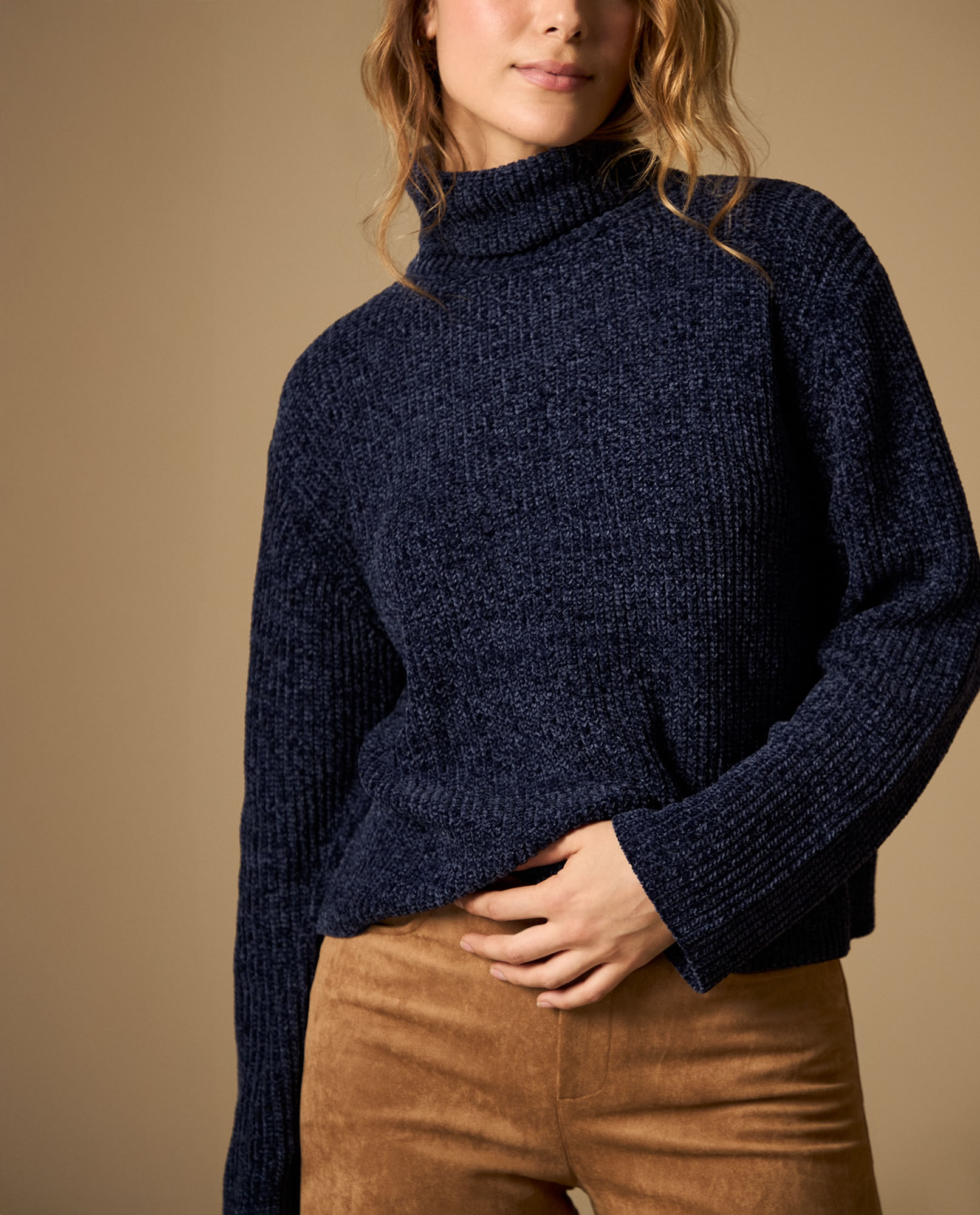 Suéter tejido cuello alto con textura acanalada