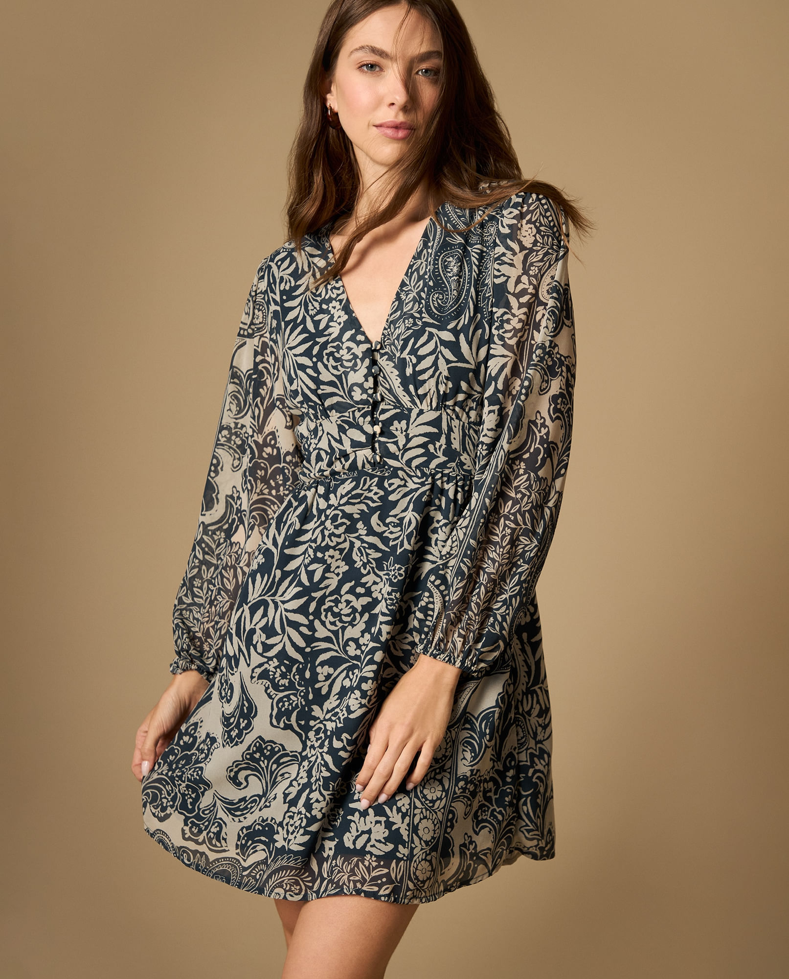 Vestido corto con diseño paisley y cintura fruncida
