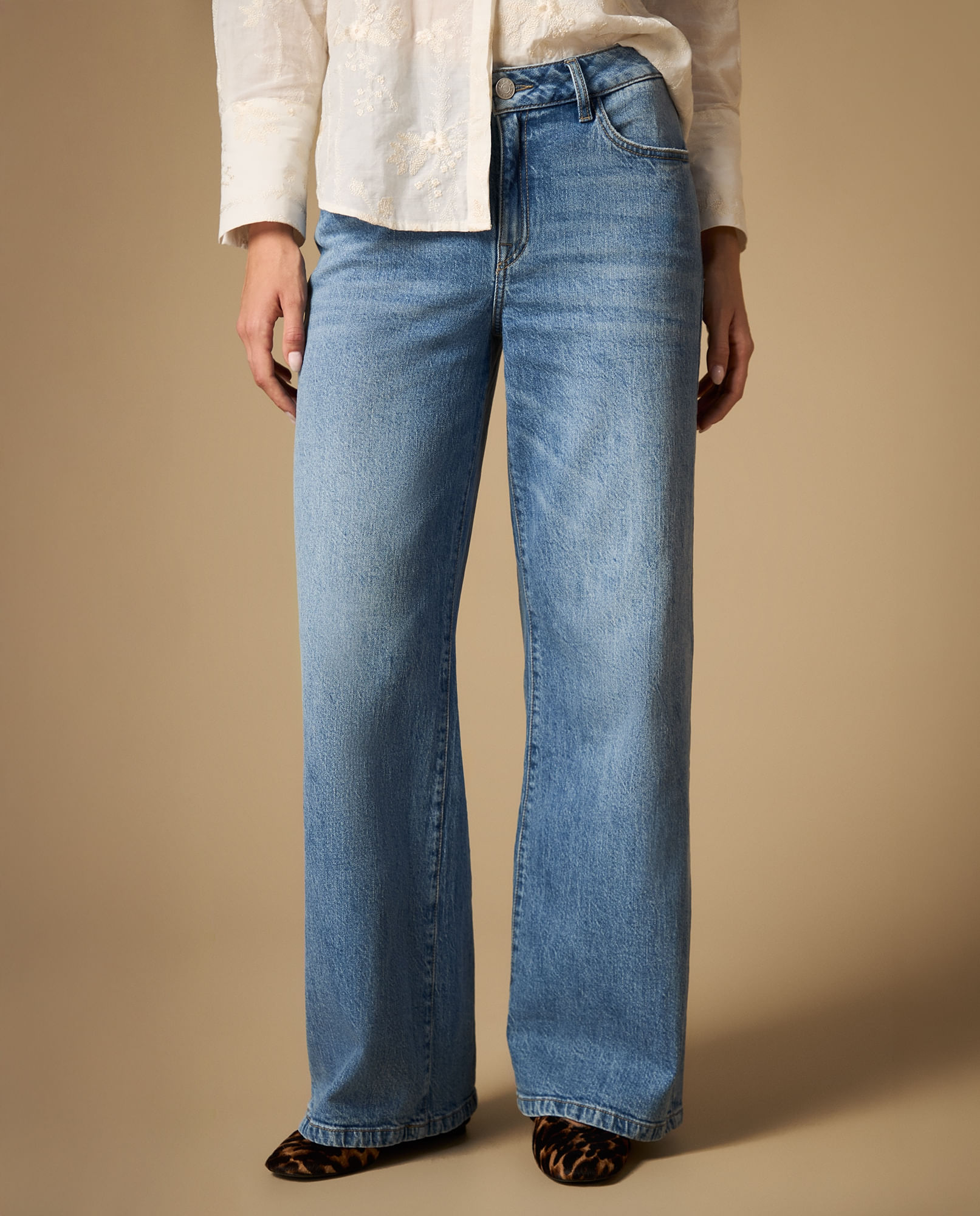 Jean wide leg tiro medio silueta amplia