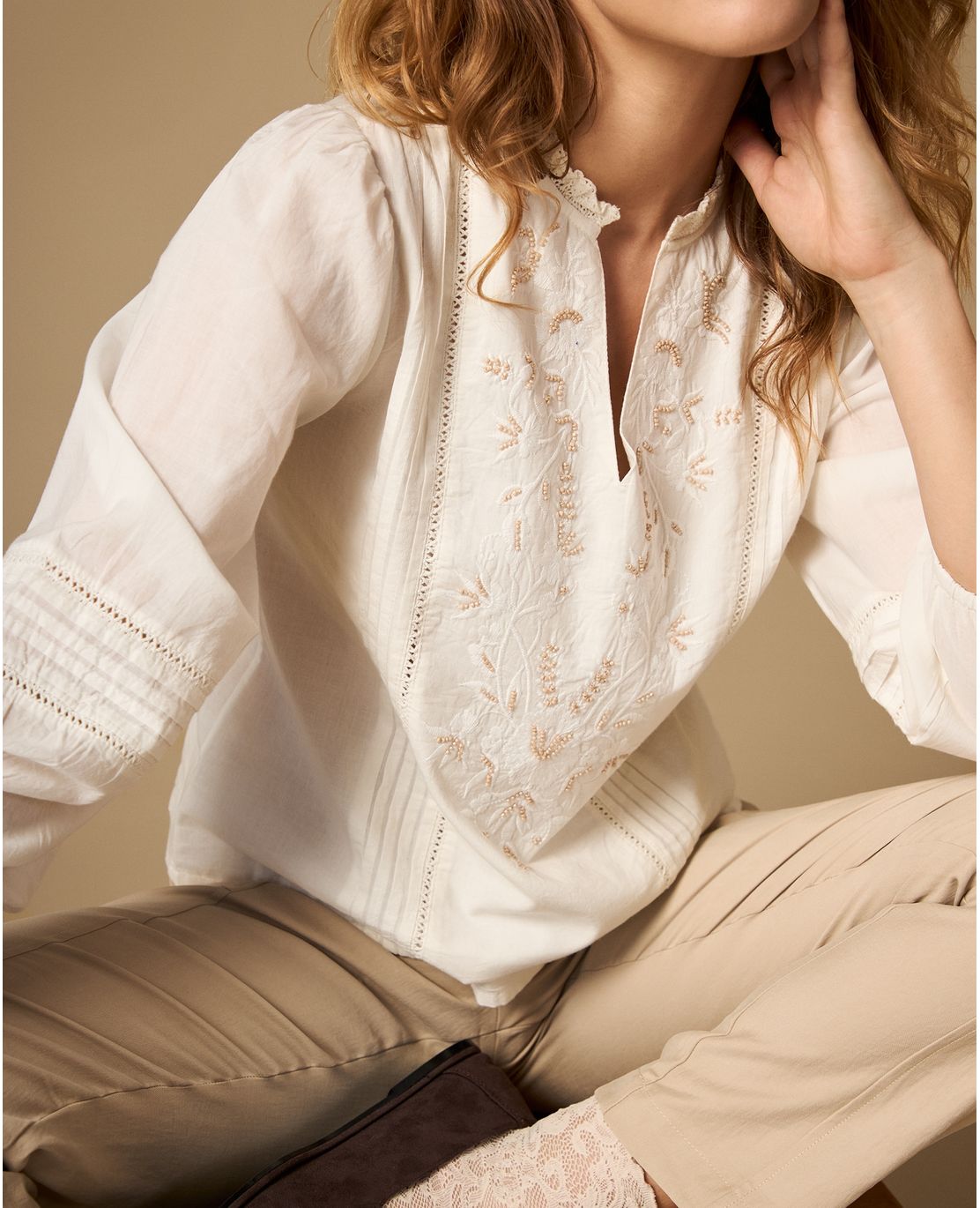 Camisa bordada manga larga con detalles en puños y cuello