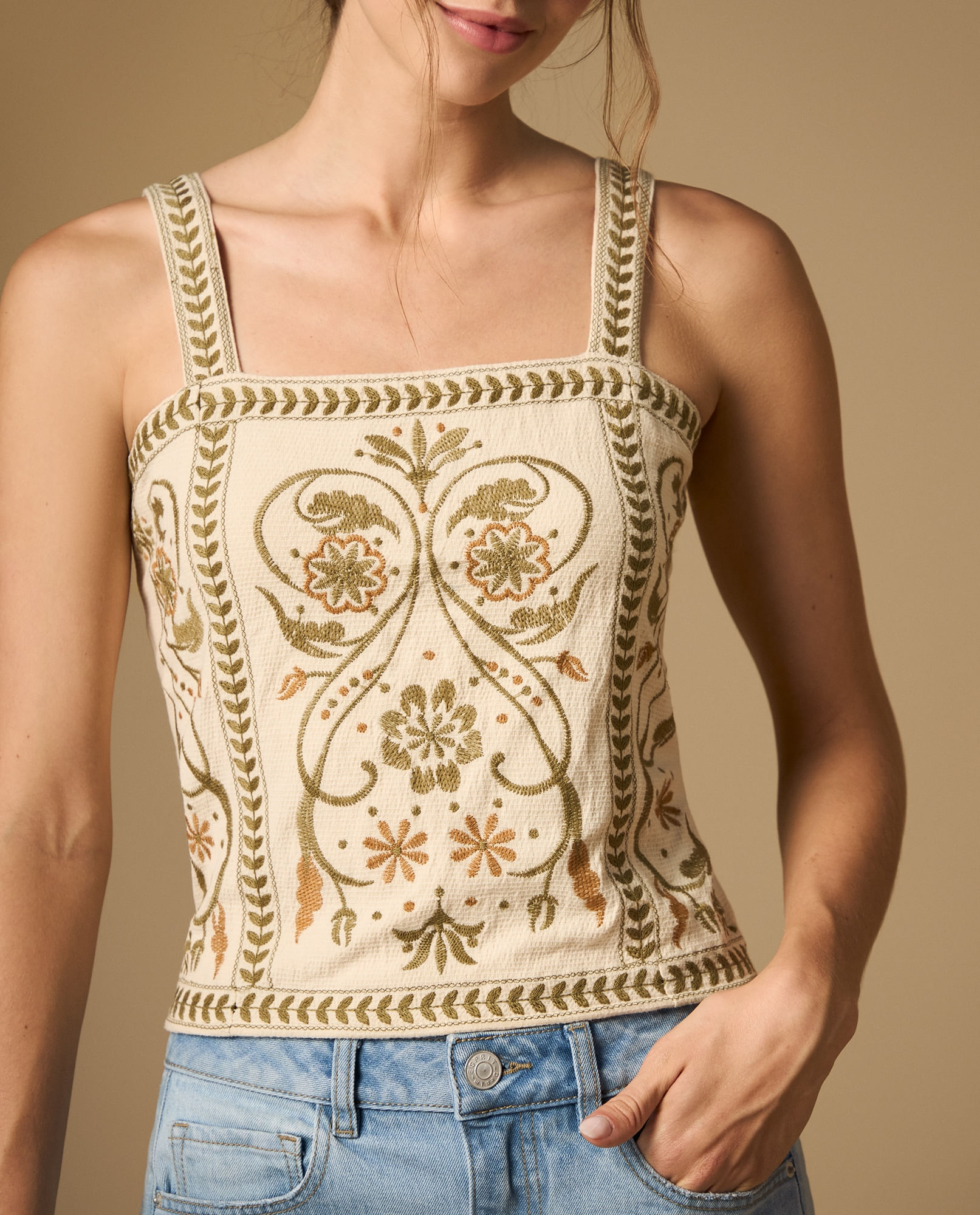 Top de tiras con bordado floral y bordes con detalle