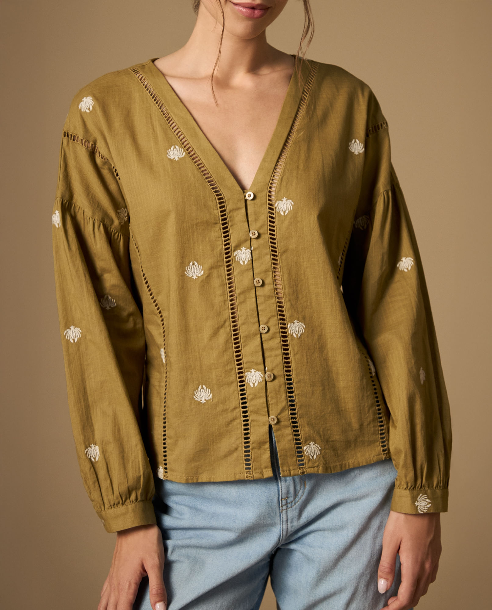 Camisa manga larga cuello en V con bordado floral