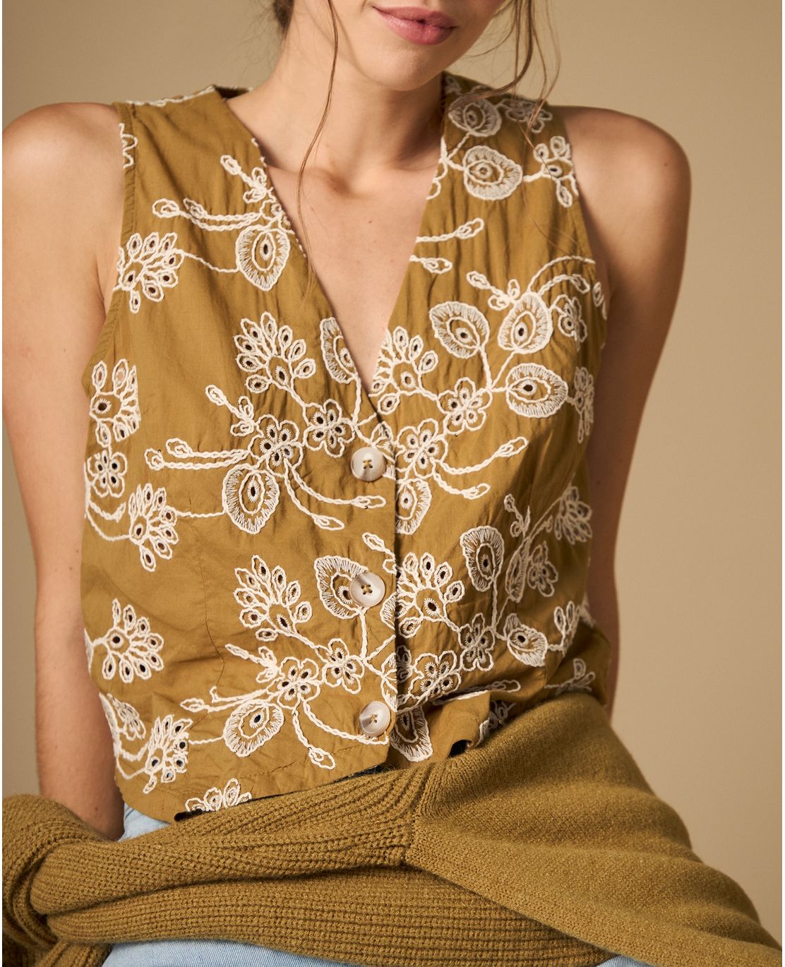 Camisa bordada manga sisa con cuello en V
