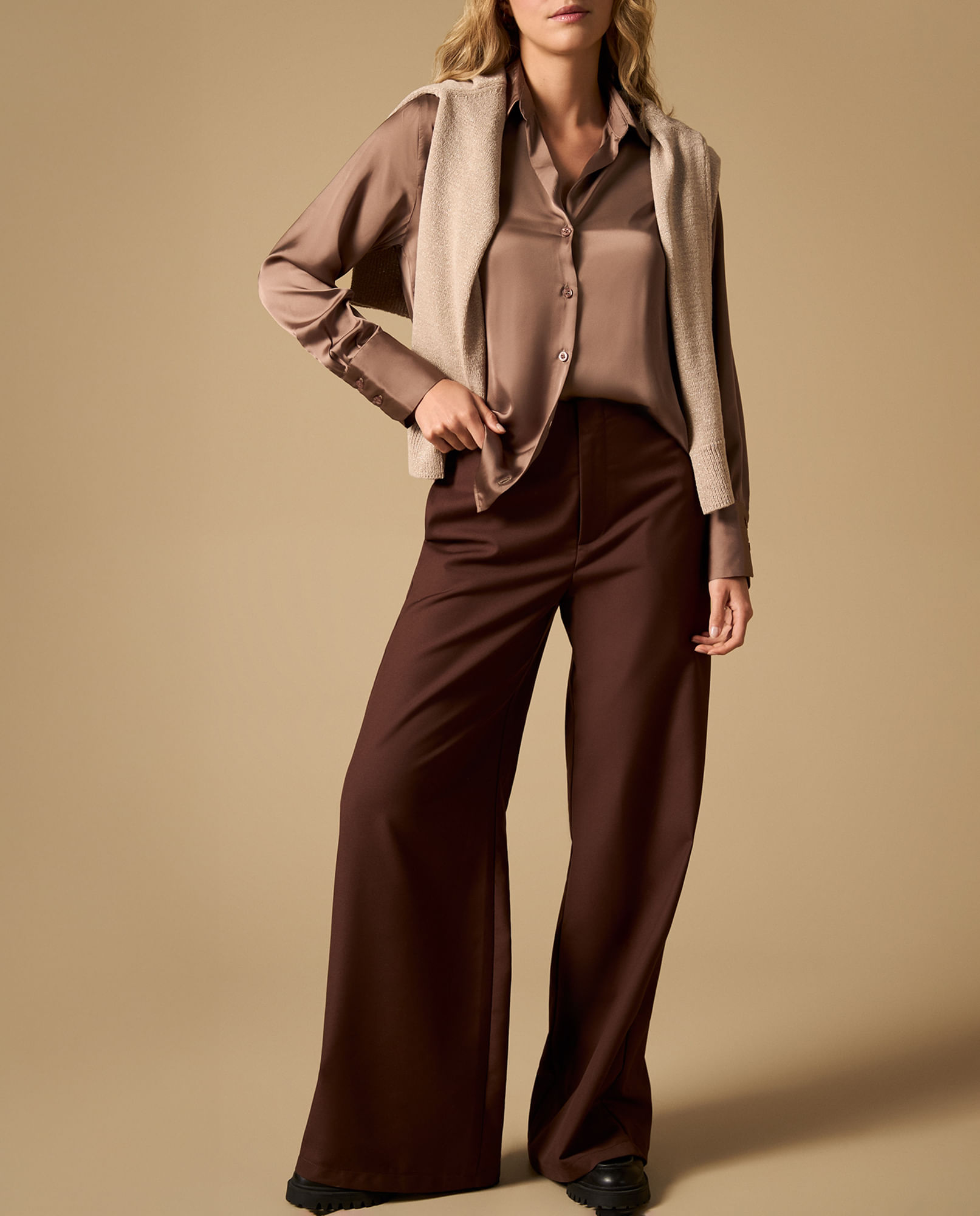 Pantalón culotte con costuras decorativas tiro medio