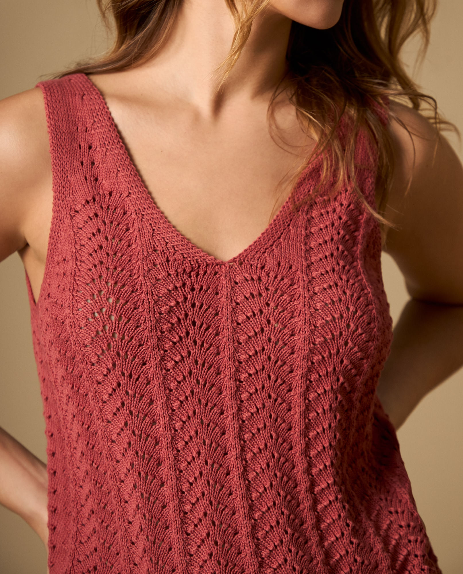 Camiseta cuello V en punto con textura