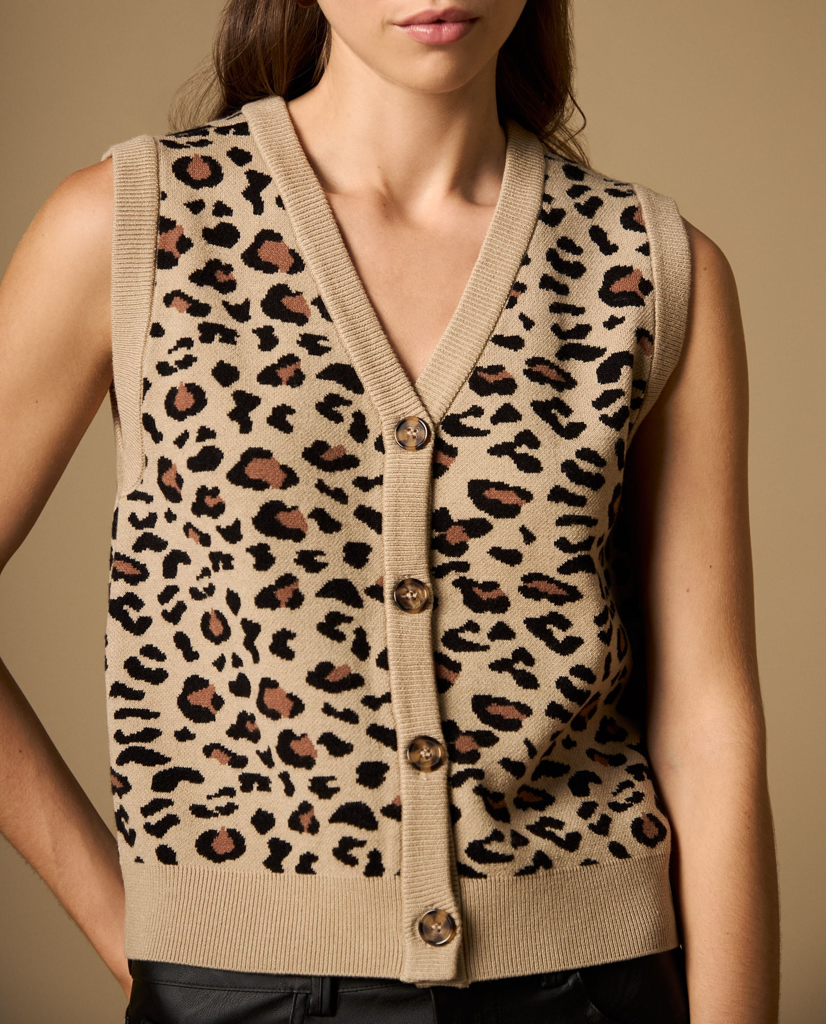 Camiseta tejida cuello en V con diseño animal print