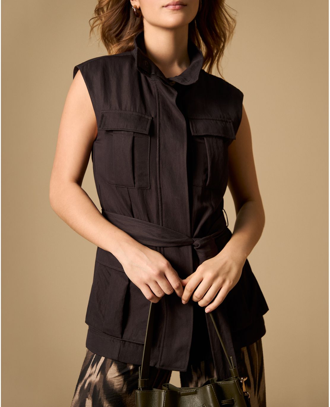 Chaleco tipo trench con bolsillos y cinturón