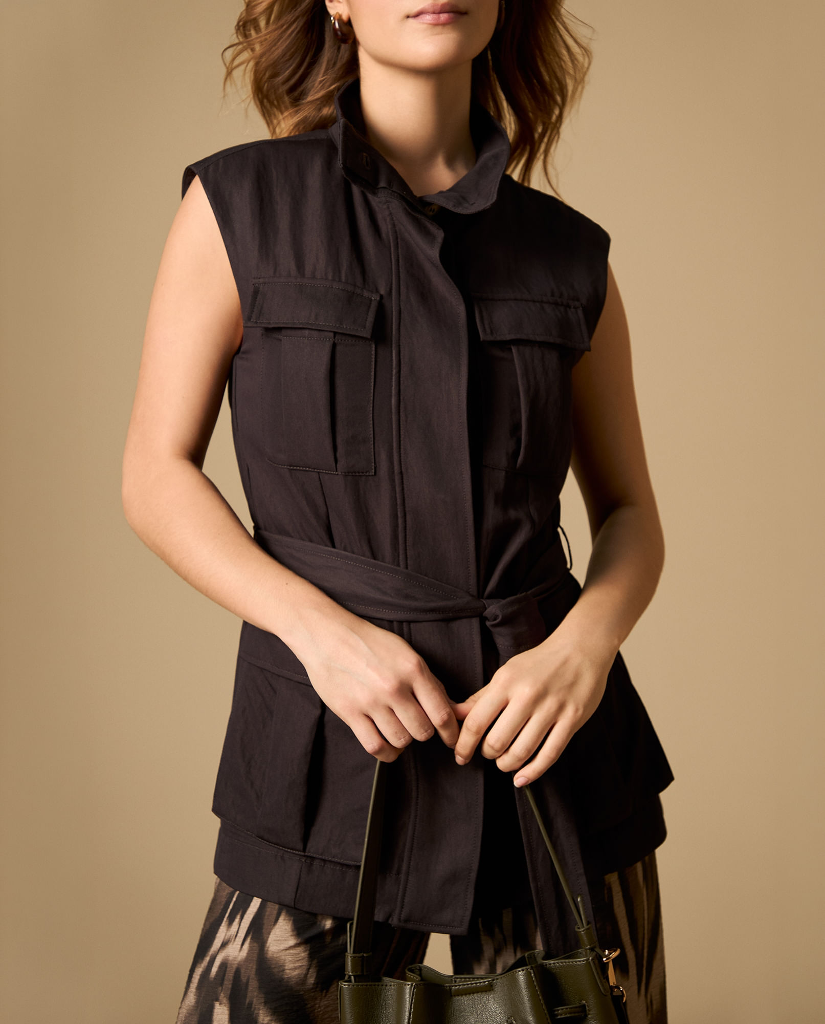 Chaleco tipo trench con bolsillos y cinturón