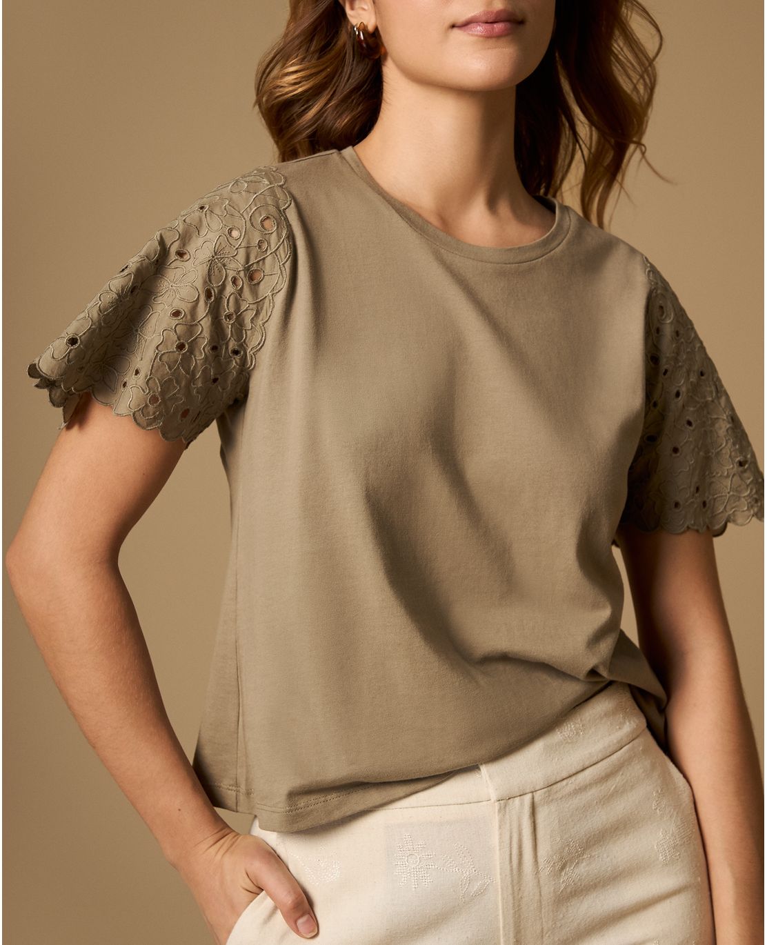 Camiseta con mangas bordadas y detalle en bordes