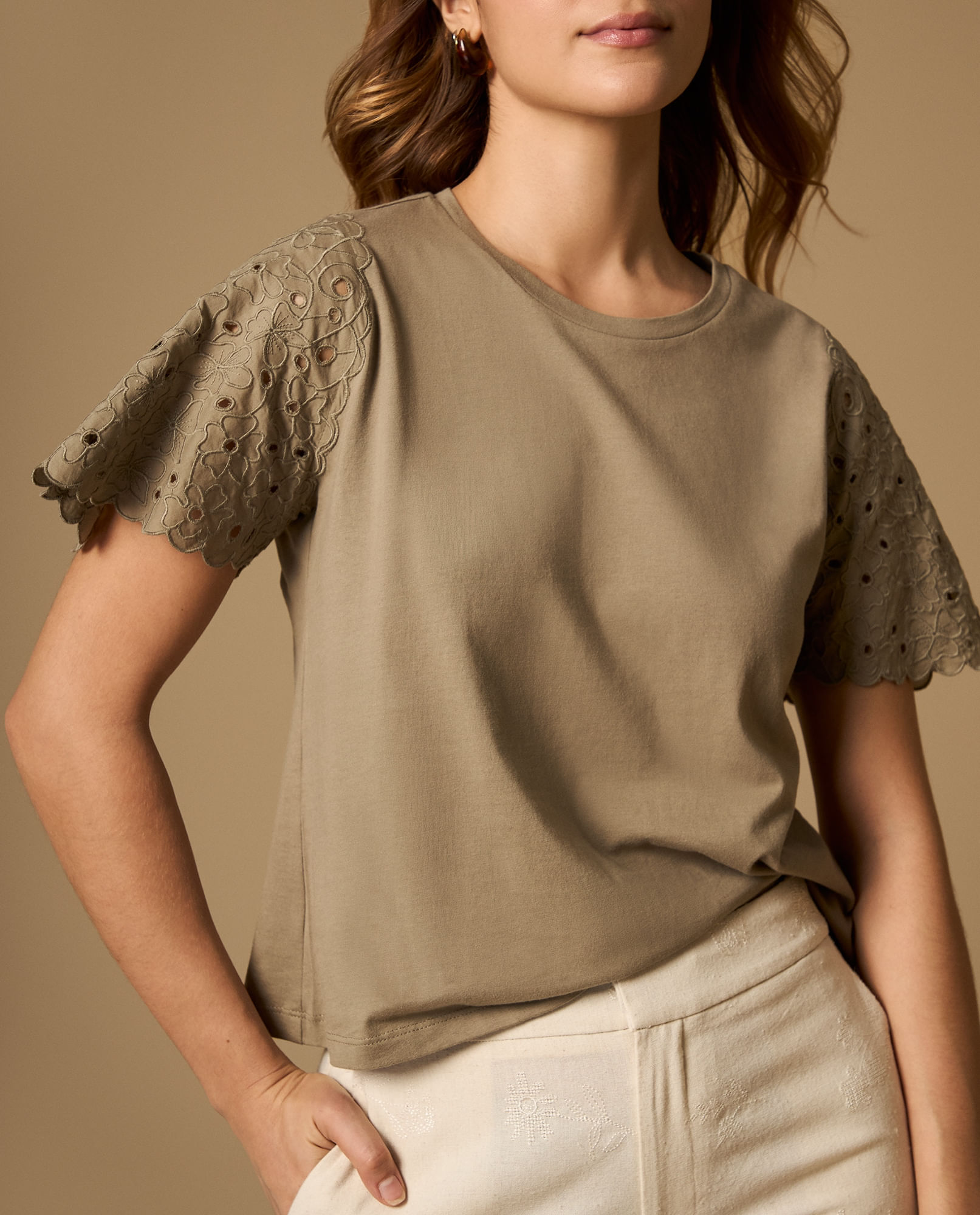 Camiseta con mangas bordadas y detalle en bordes