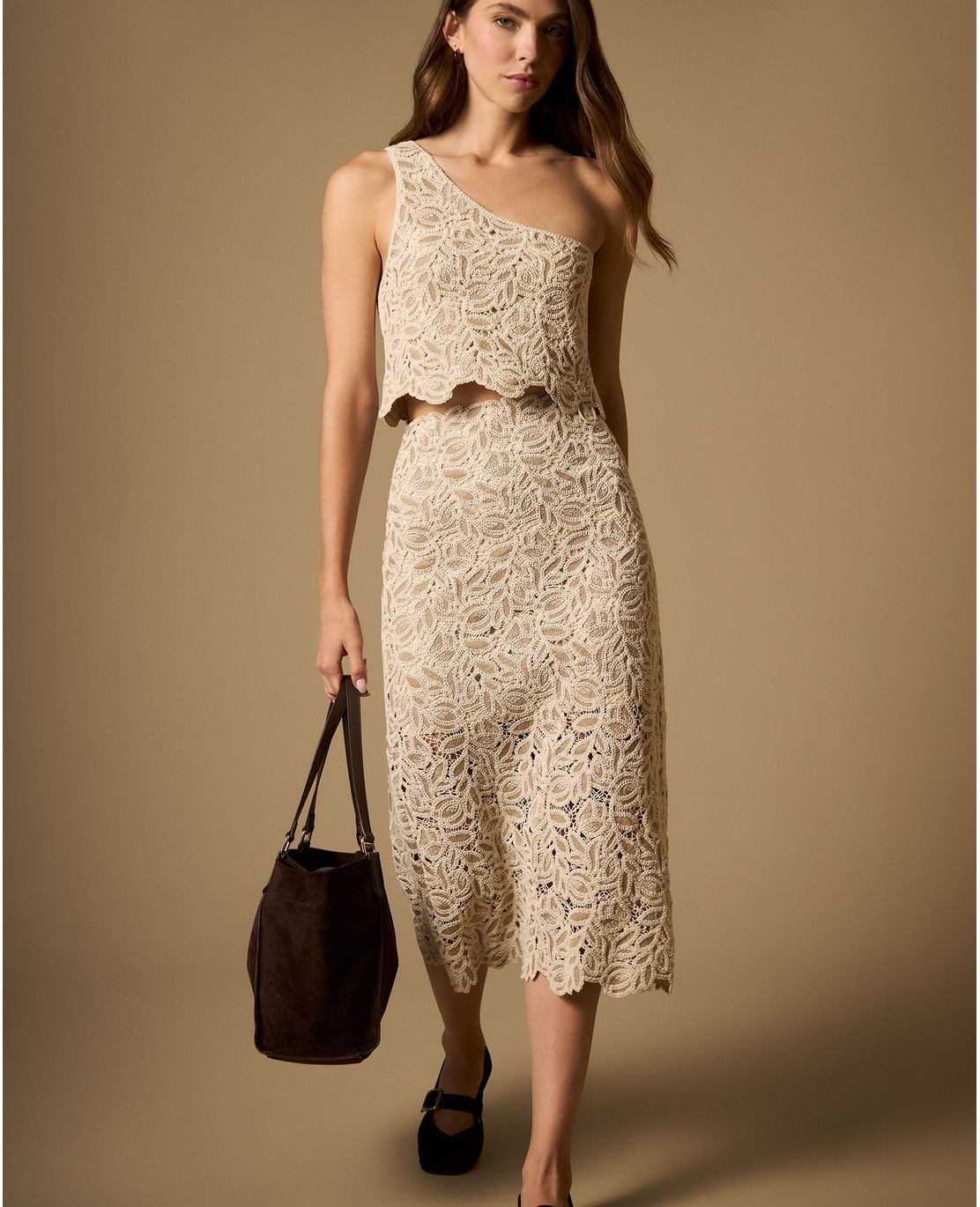 Falda midi con textura floral y detalle en borde