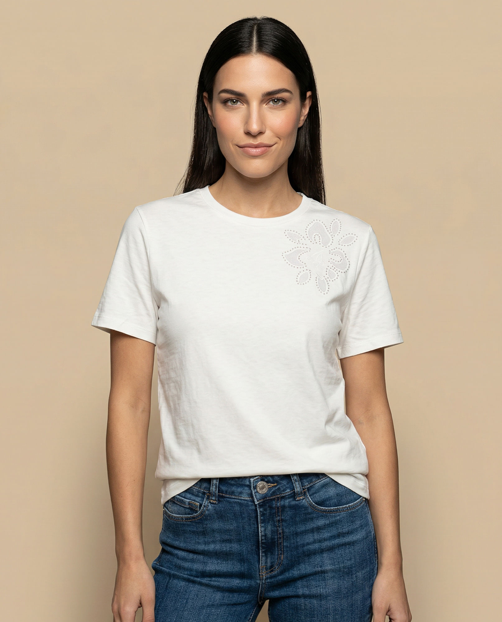 Camiseta manga corta con detalle bordado