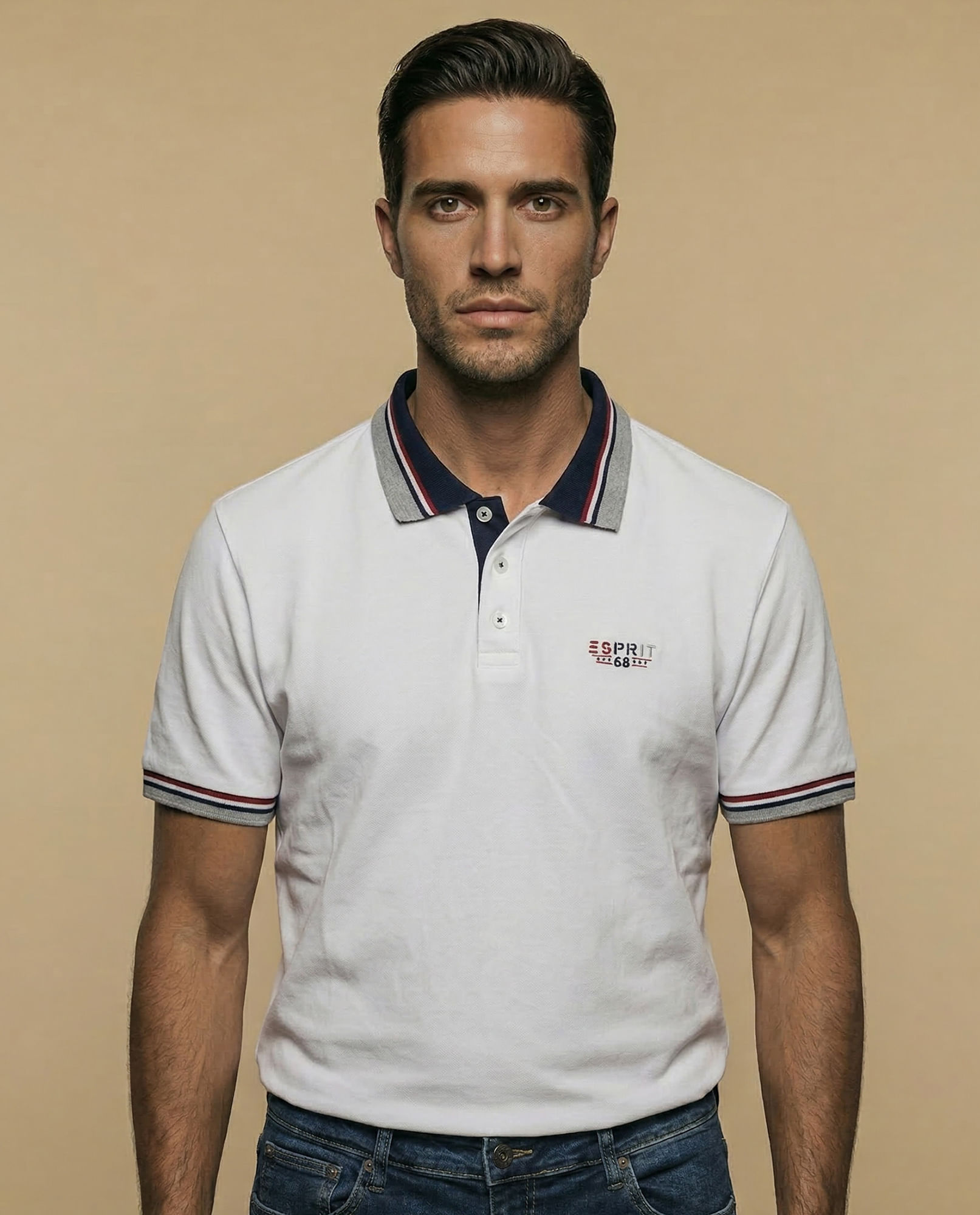 Polo manga corta con detalle de rayas en cuello y puños