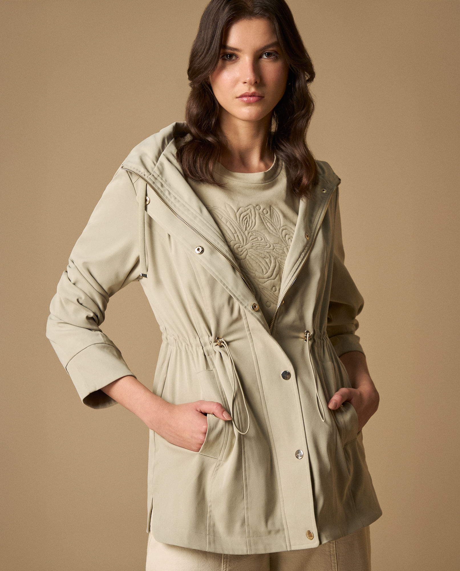 Chaqueta tipo trench con capucha ajustable