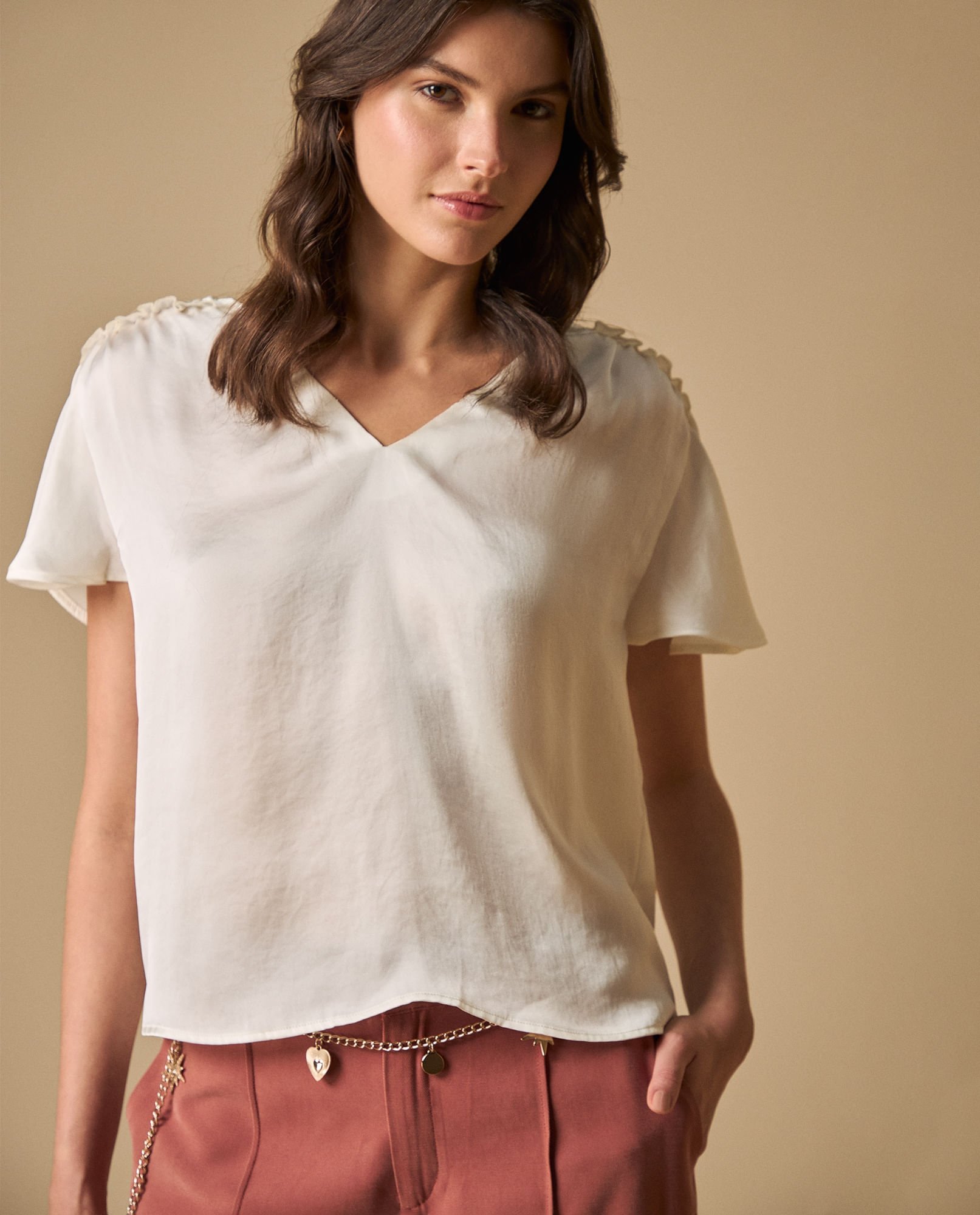 Camisa manga corta cuello en V con detalle fruncido