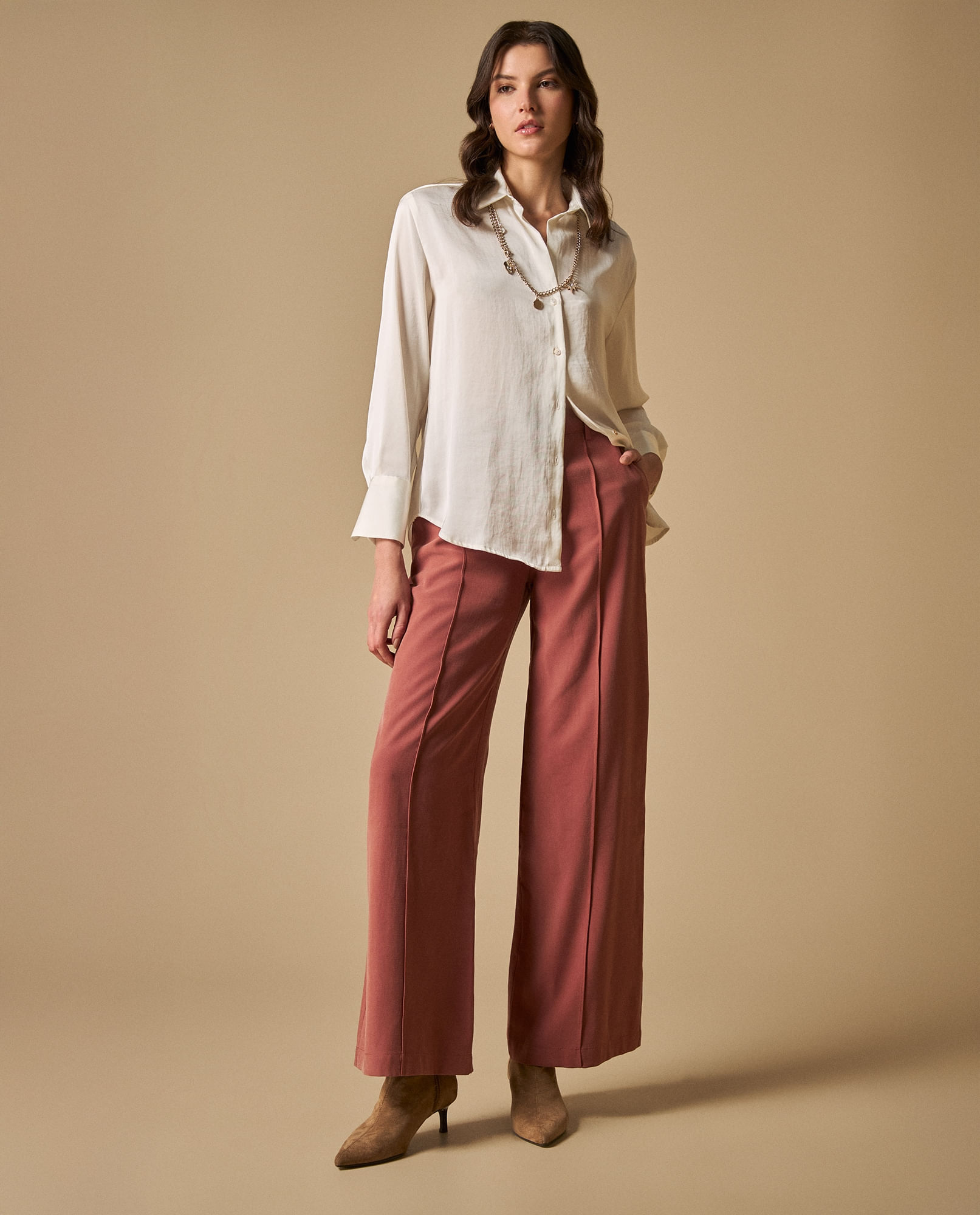 Pantalón fluido con pinzas fit relajado