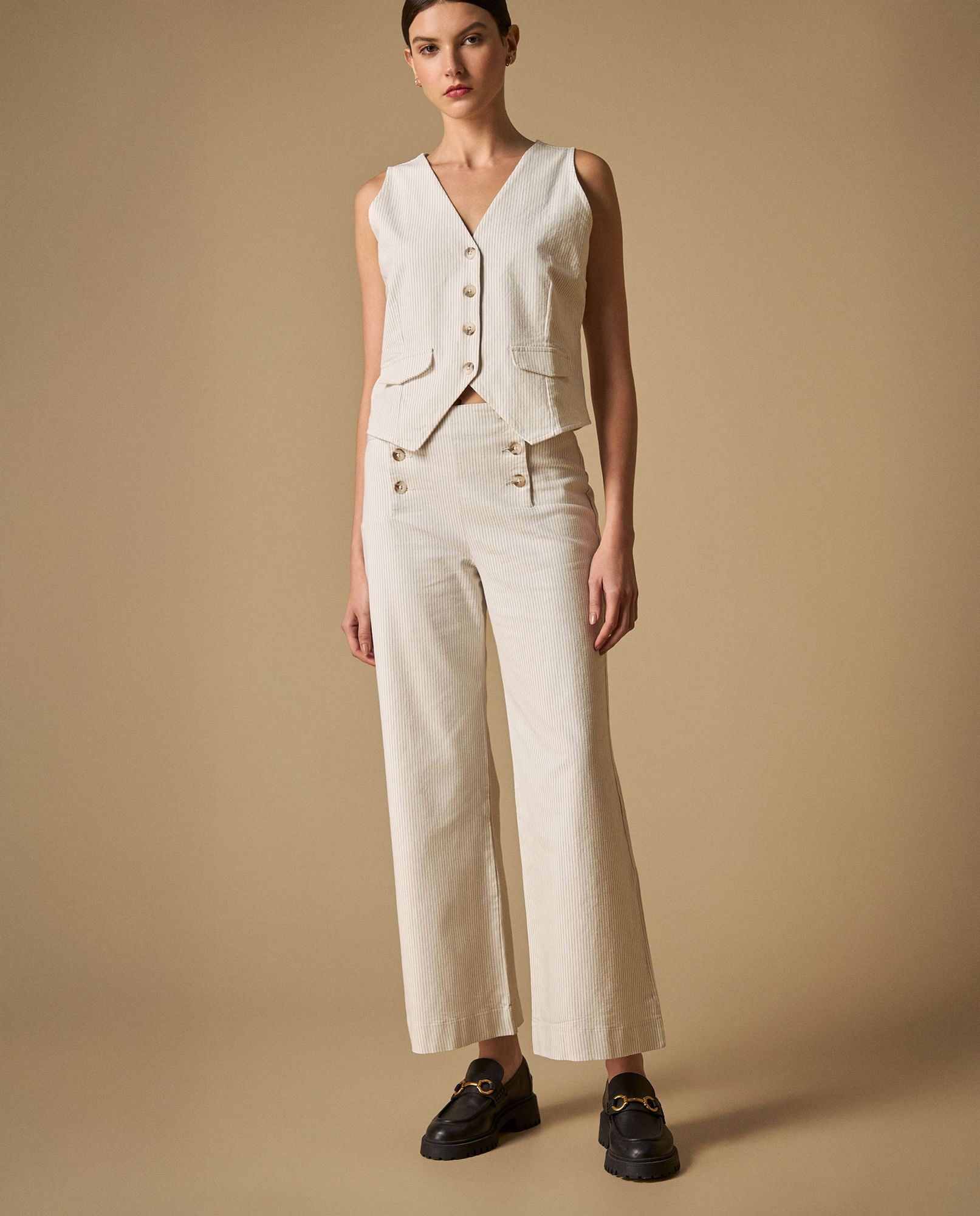 Pantalón ancho con botones decorativos silueta relajada