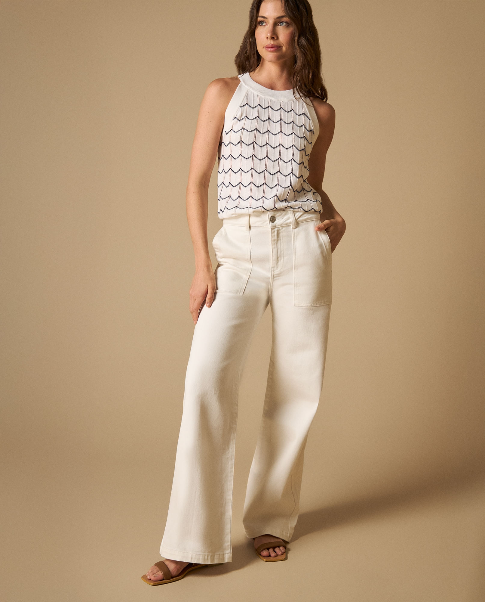 Jean wide leg tiro medio con bolsillos parche