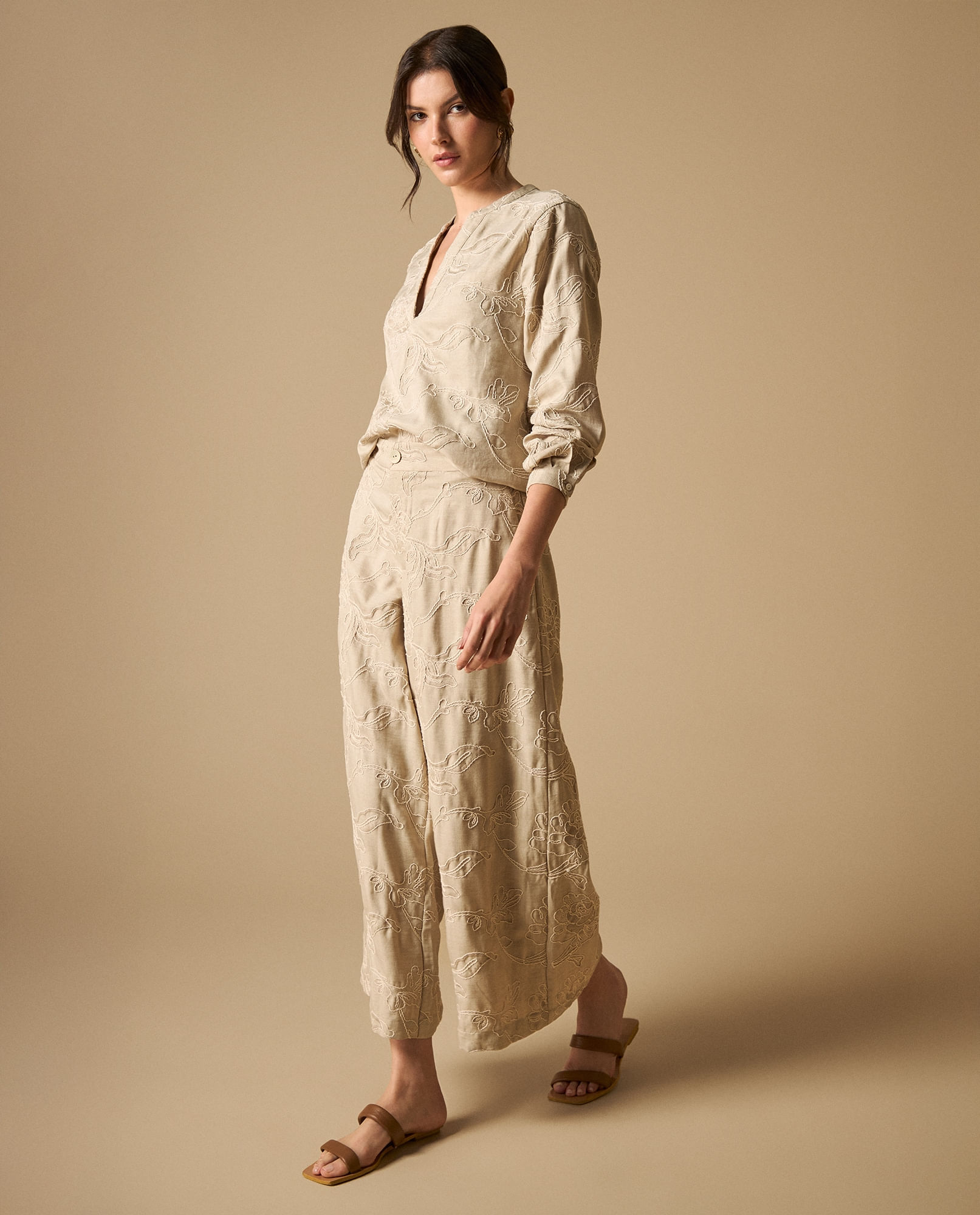 Pantalón chino crop silueta relajada