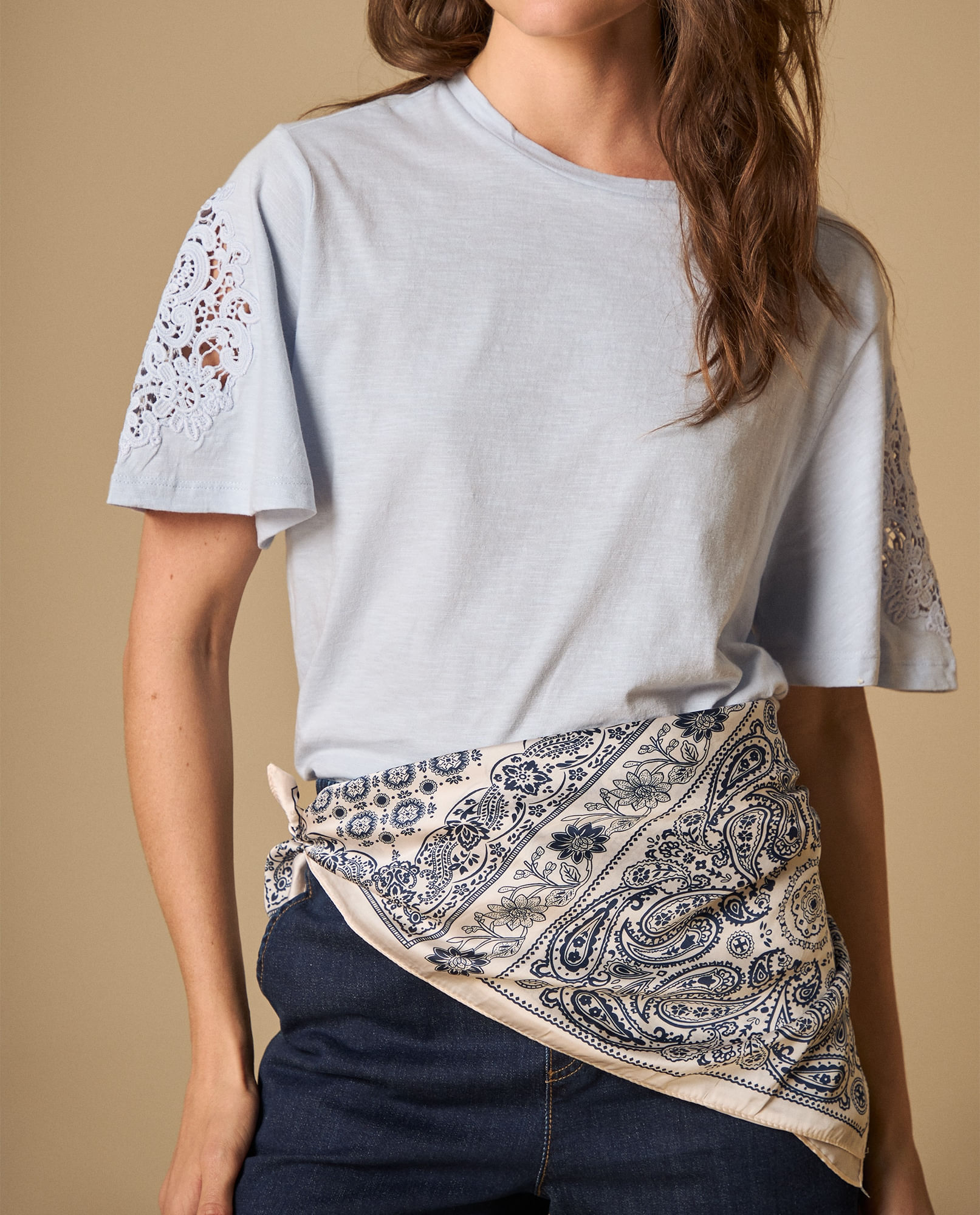 Camiseta manga corta con bordado en mangas