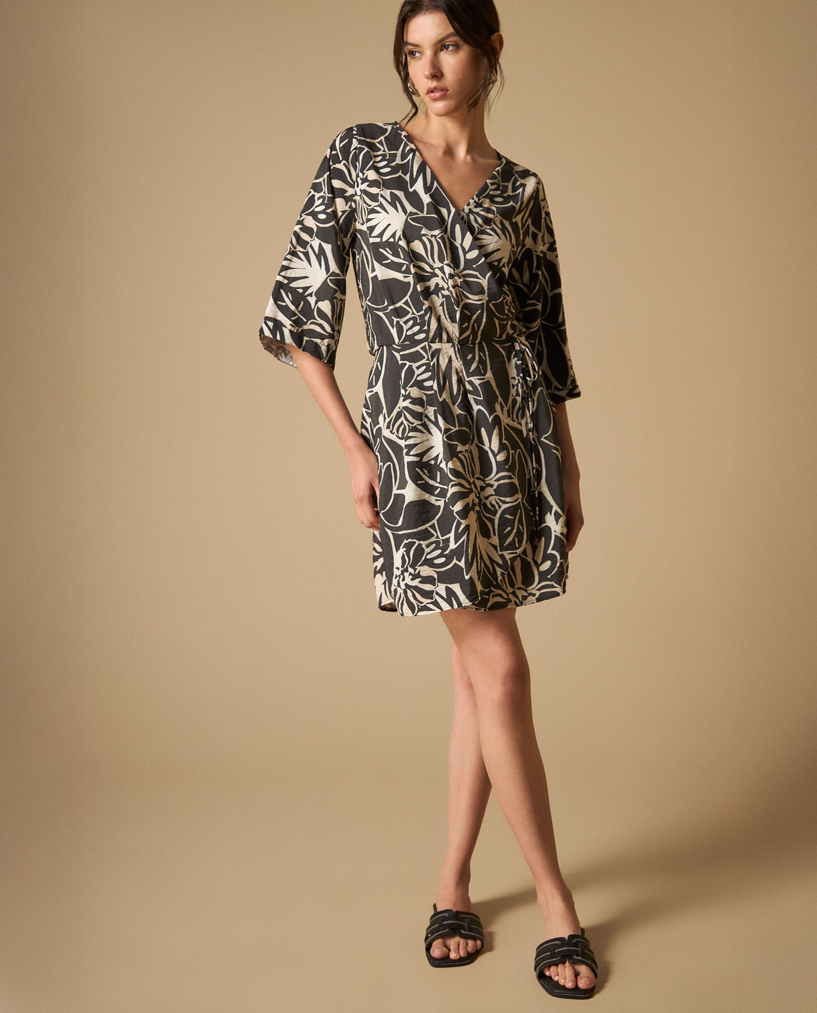 Vestido corto de tejido fluido con manga larga