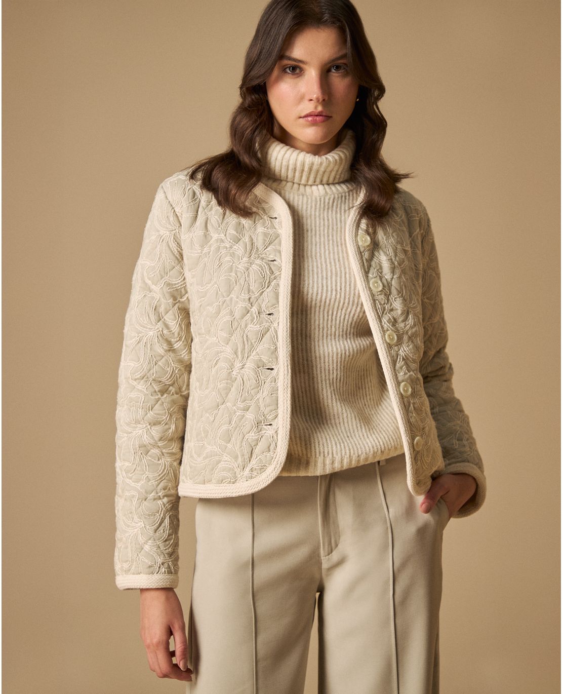 Chaqueta corta acolchada con estampado continuo