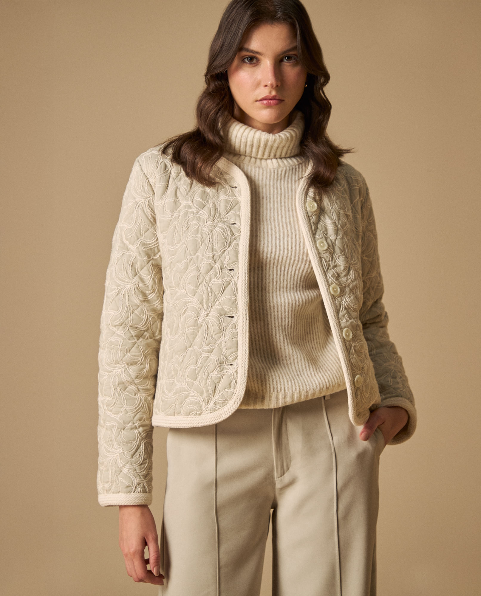 Chaqueta corta acolchada con estampado continuo