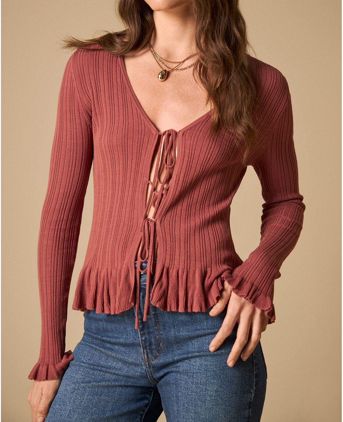 Camiseta tejida con detalle bordado cuello redondo