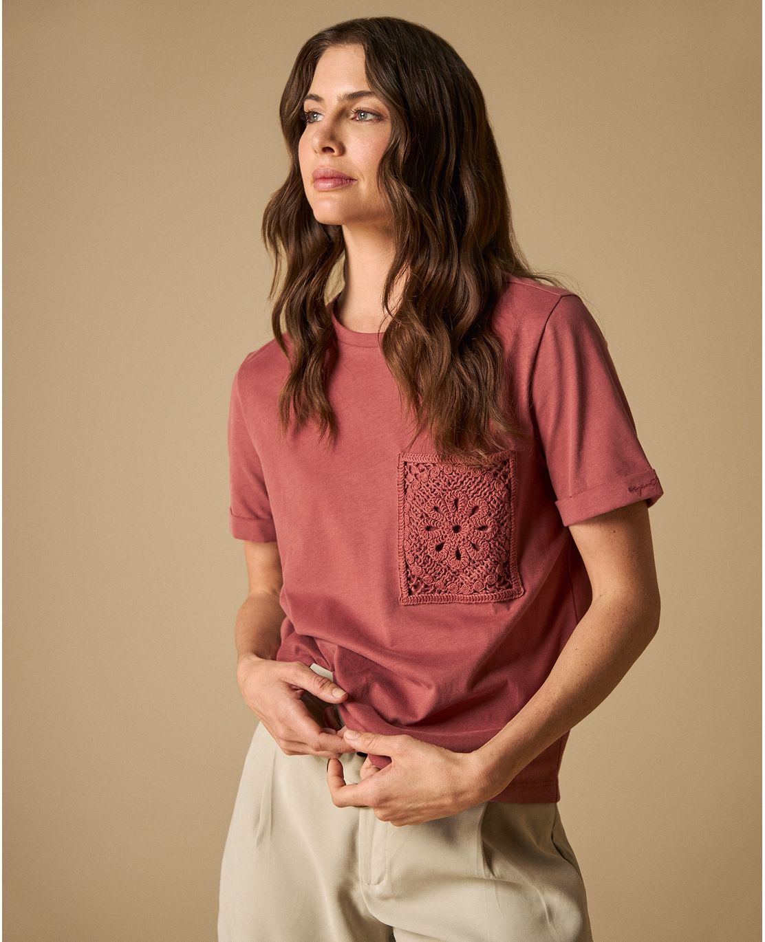 Camiseta manga corta con bolsillo bordado
