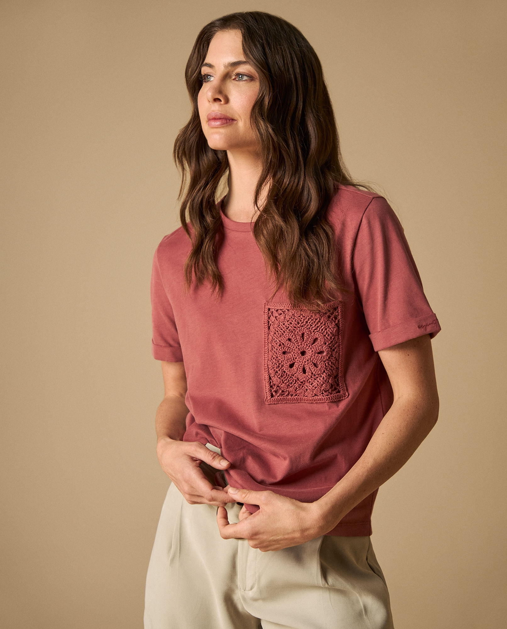 Camiseta manga corta con bolsillo bordado
