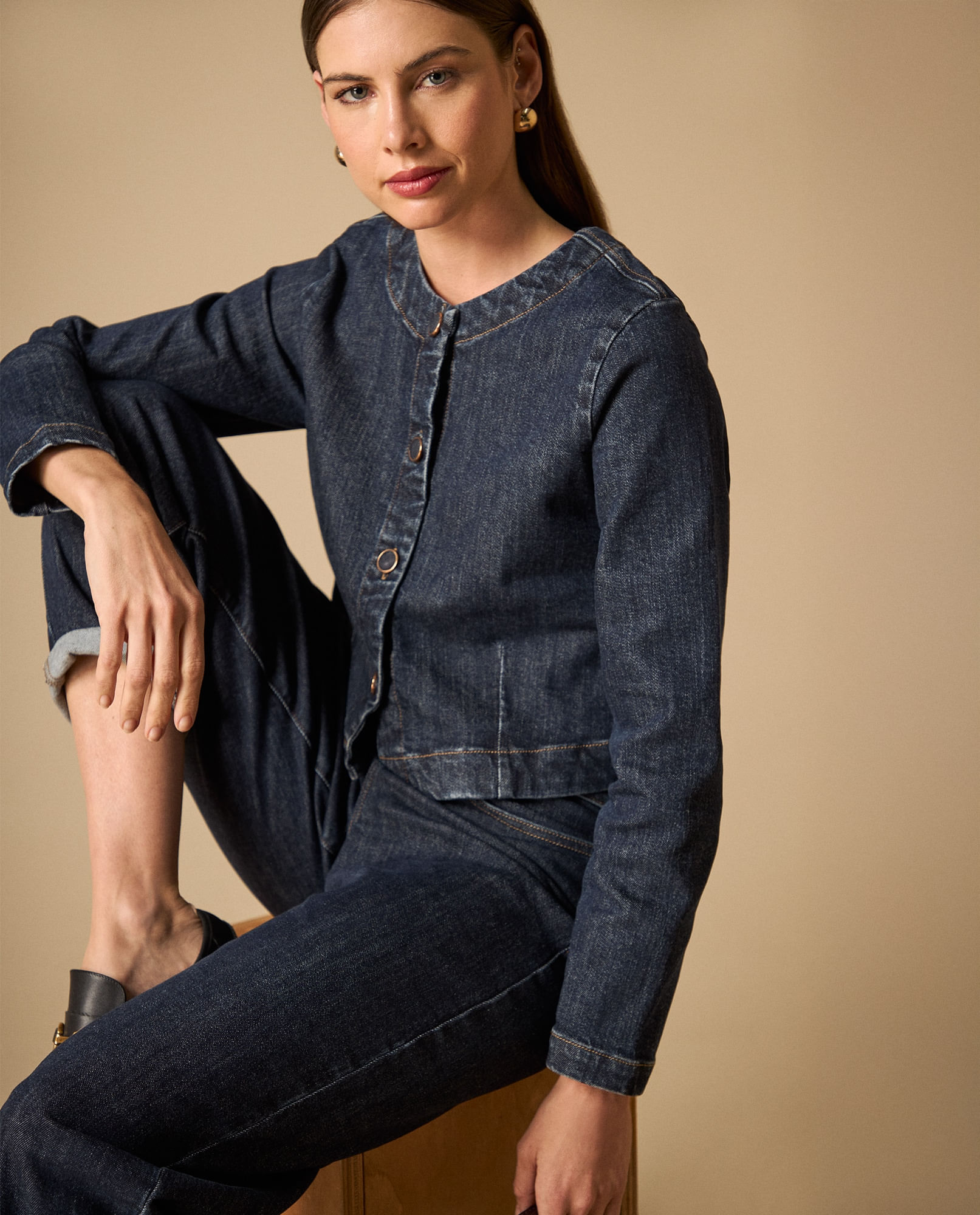 Chaqueta de denim sin cuello con botones frontales